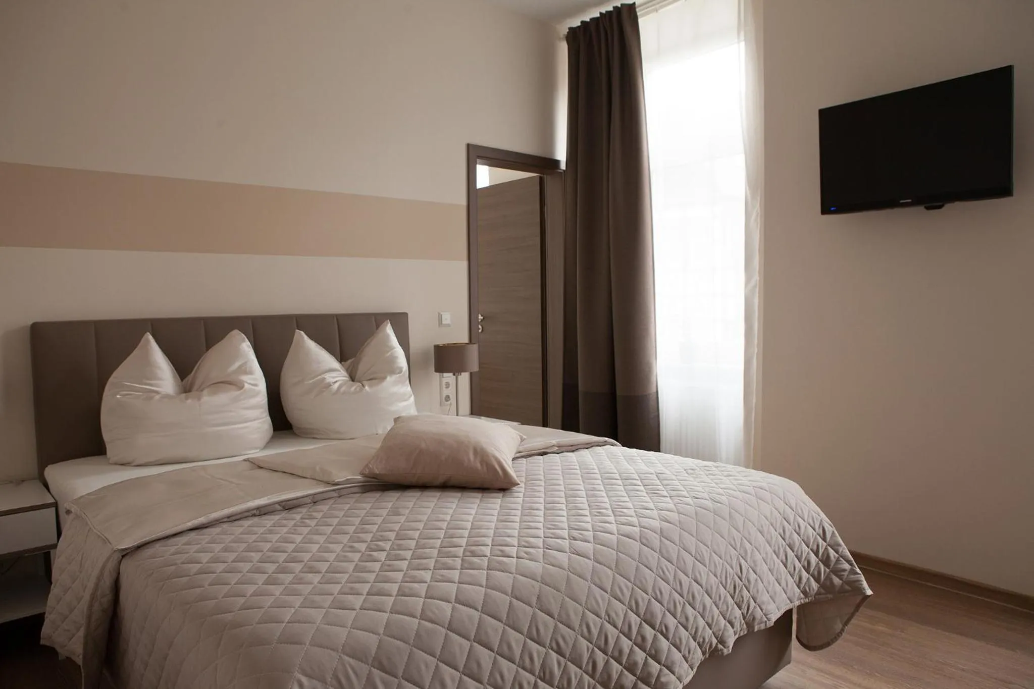 Day, Bed in Hotel Ravene