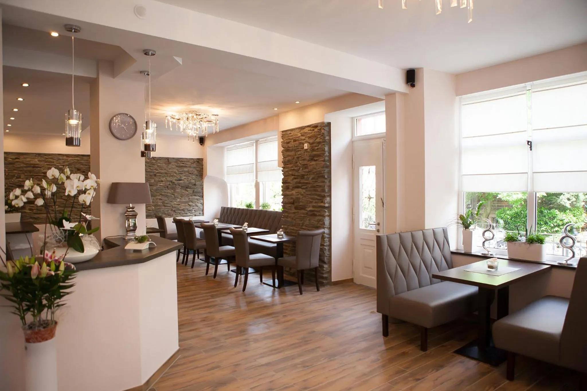 Restaurant/places to eat in Hotel Ravene