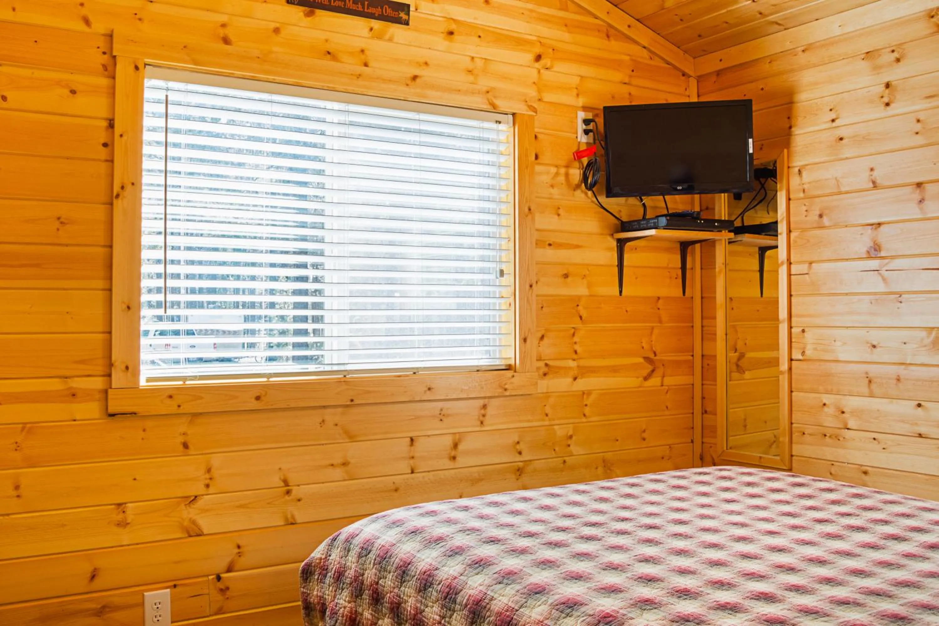 Bed in Bend-Sunriver Camping Resort Cottage 1