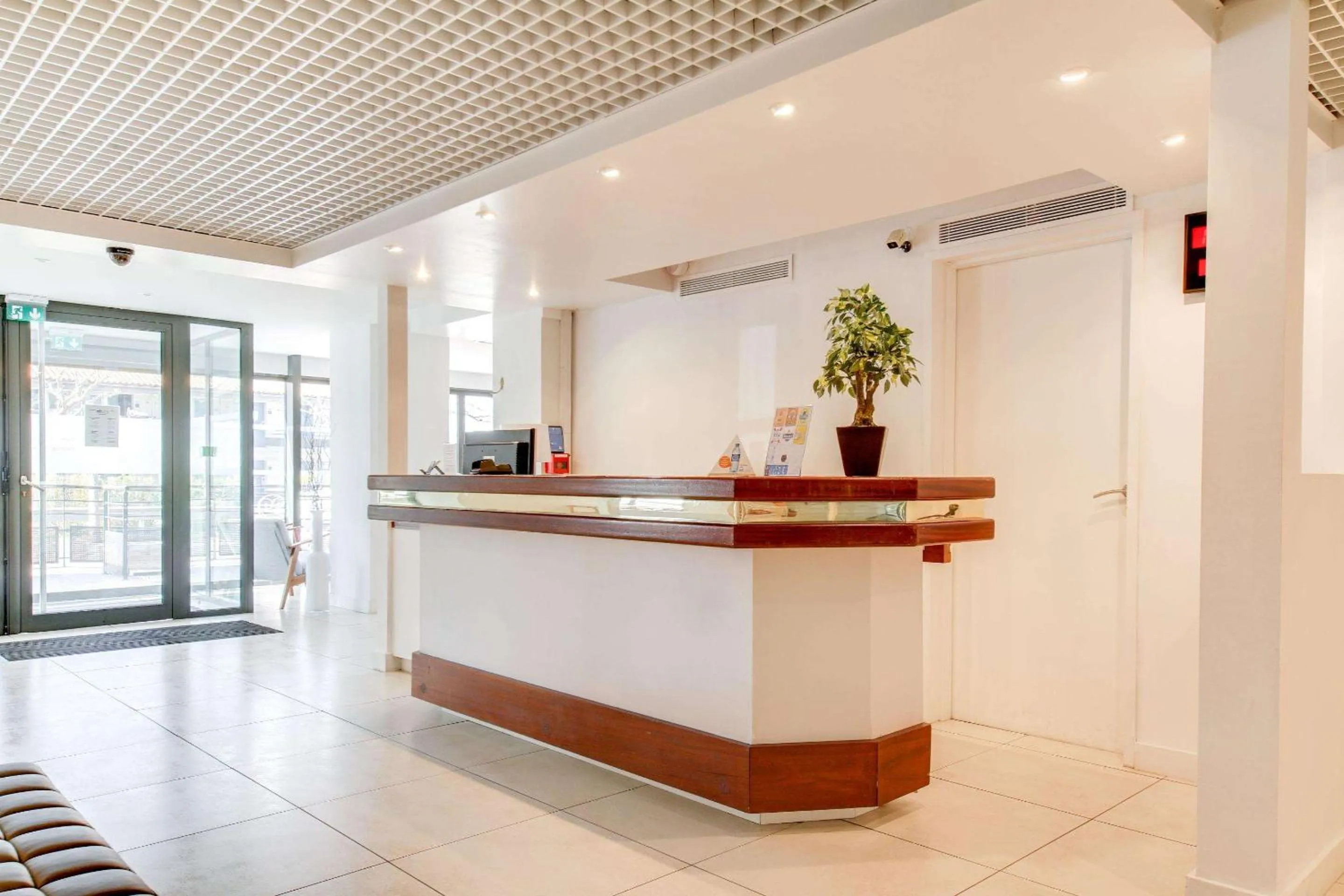 Lobby or reception in Brit Hotel Porte d'Espagne