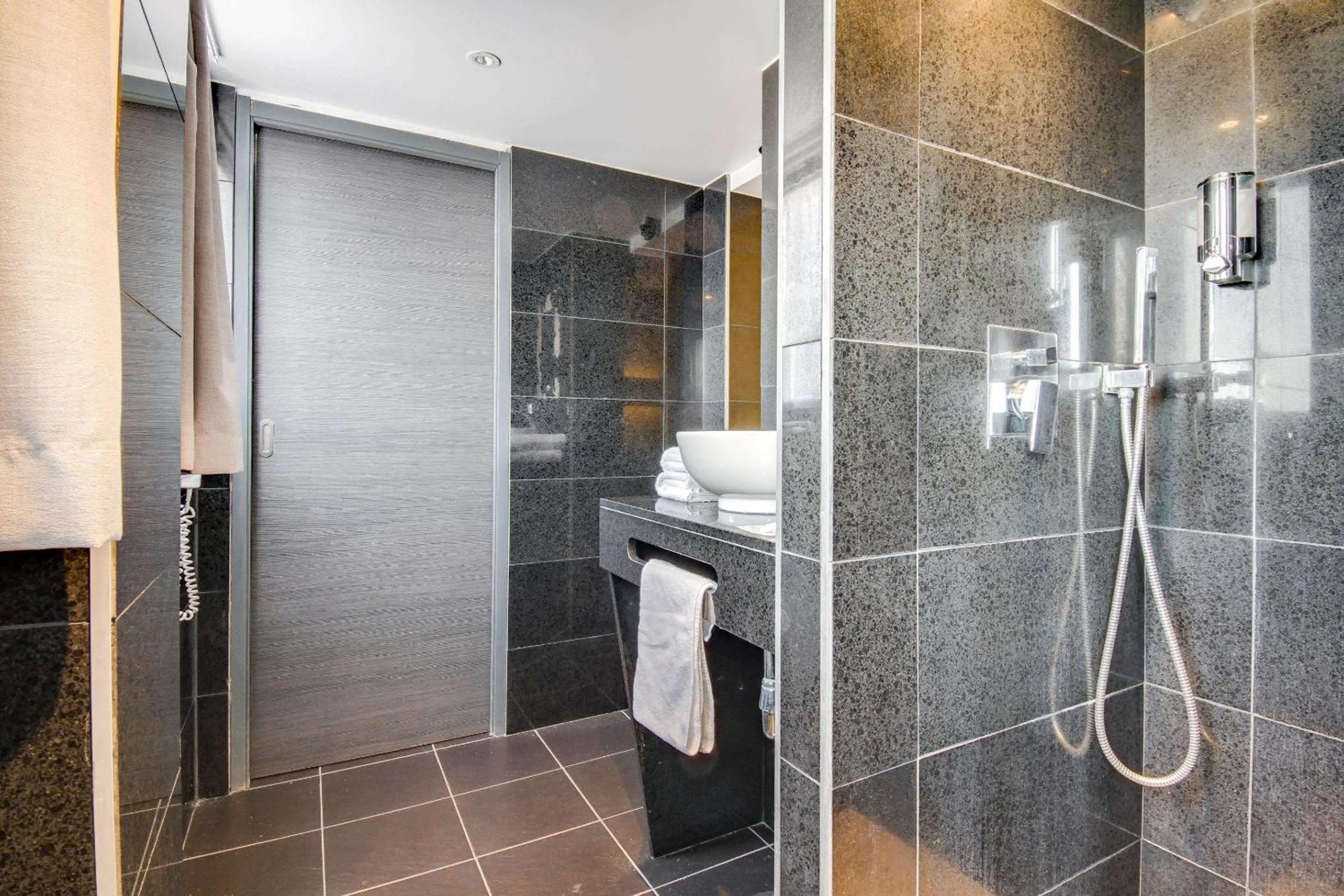 Shower in Brit Hotel Porte d'Espagne