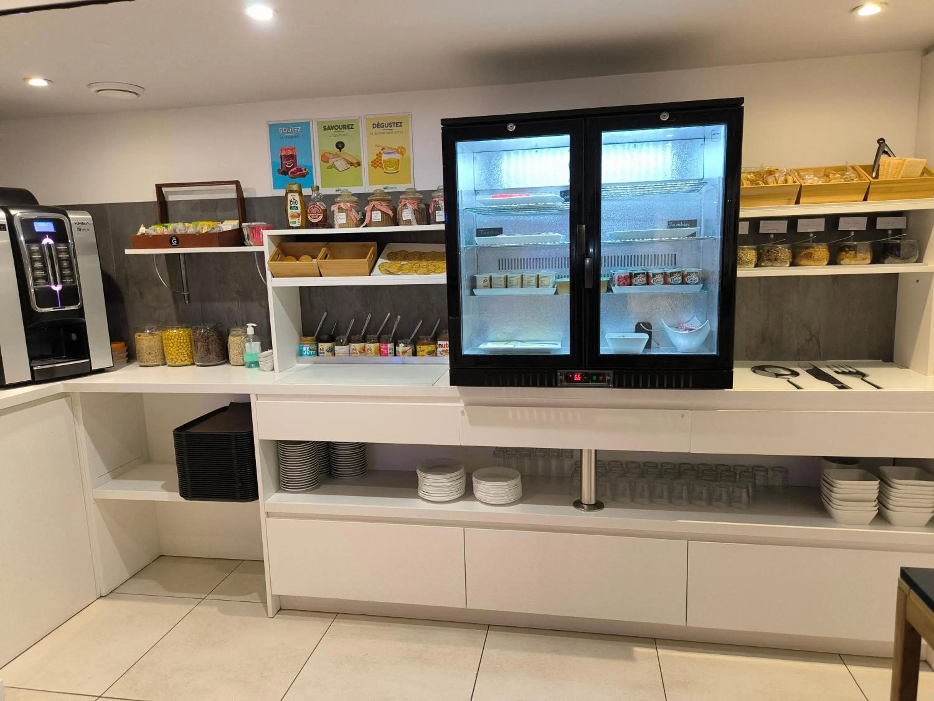 Buffet breakfast in Brit Hotel Porte d'Espagne