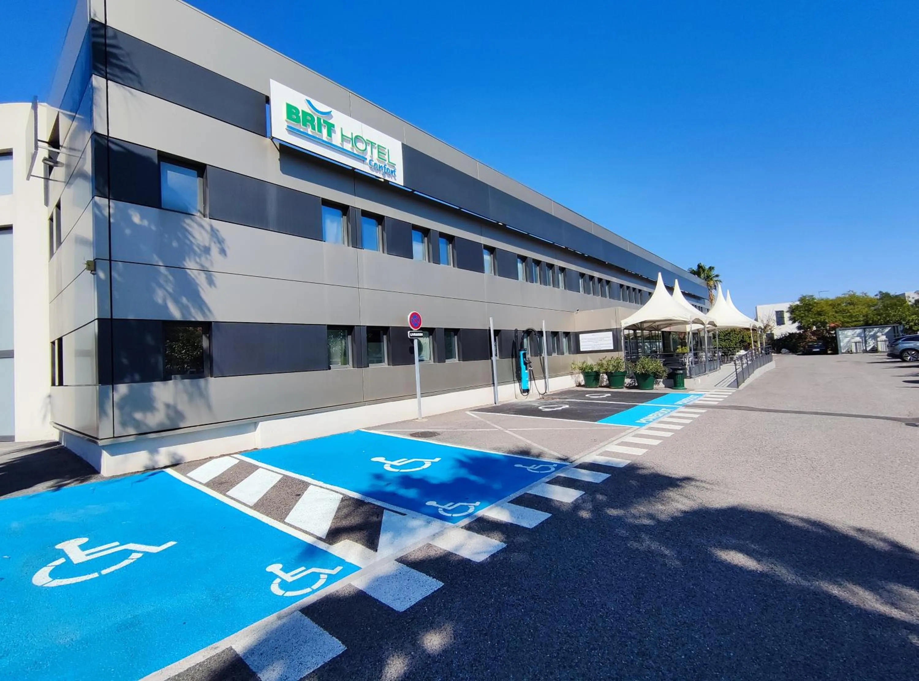 Property building in Brit Hotel Porte d'Espagne