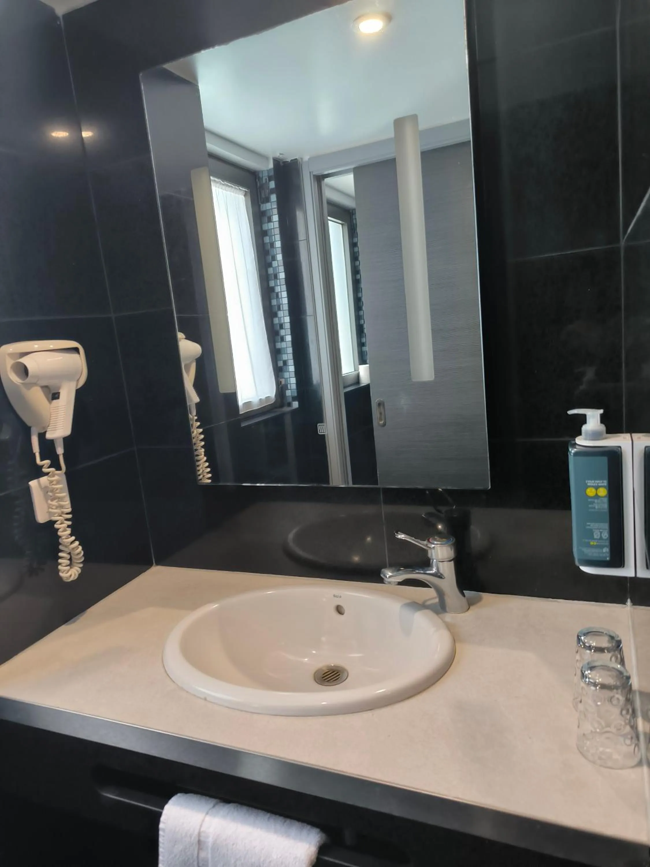 Bathroom in Brit Hotel Porte d'Espagne