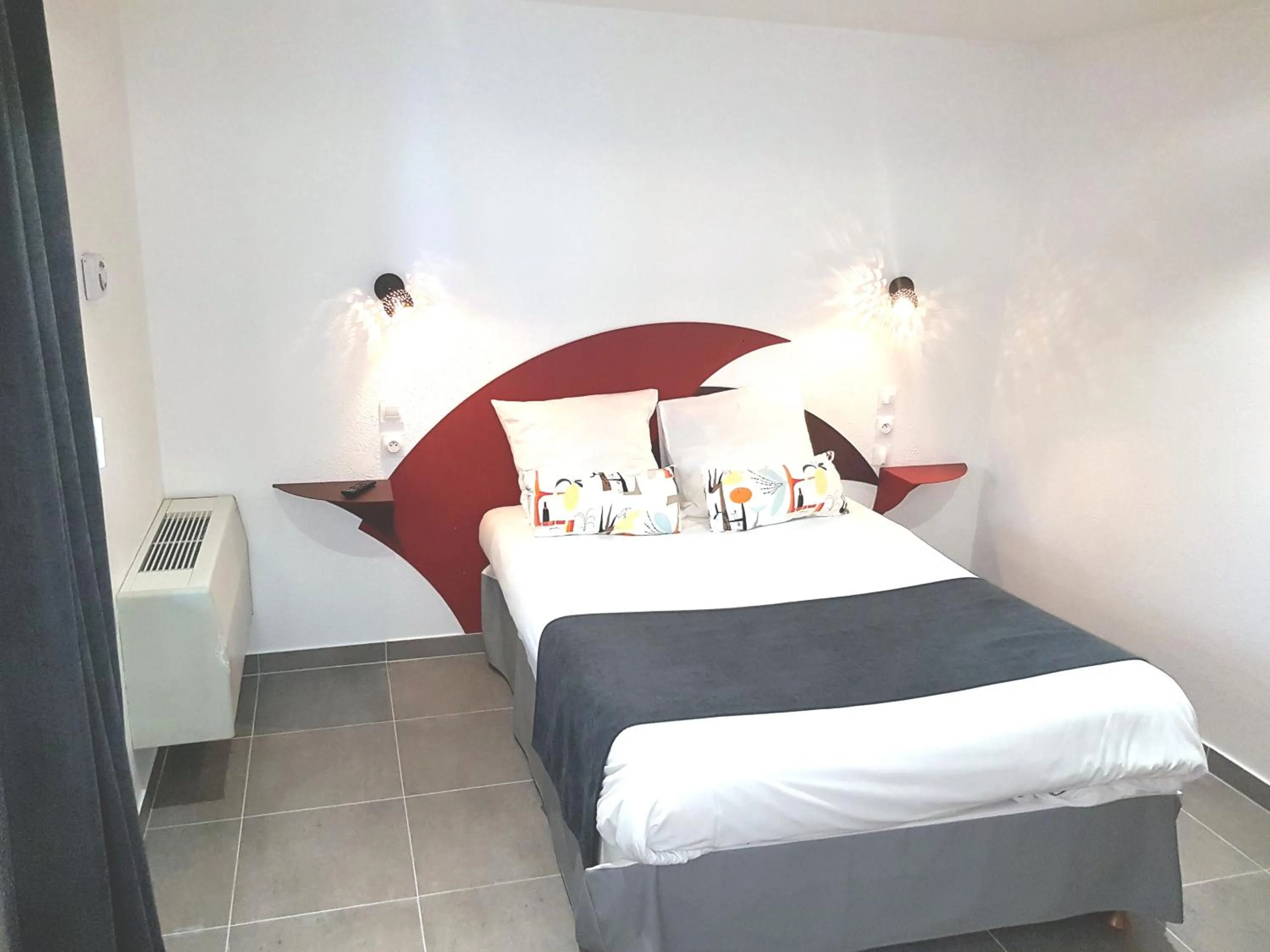 Bedroom, Bed in Brit Hotel Porte d'Espagne