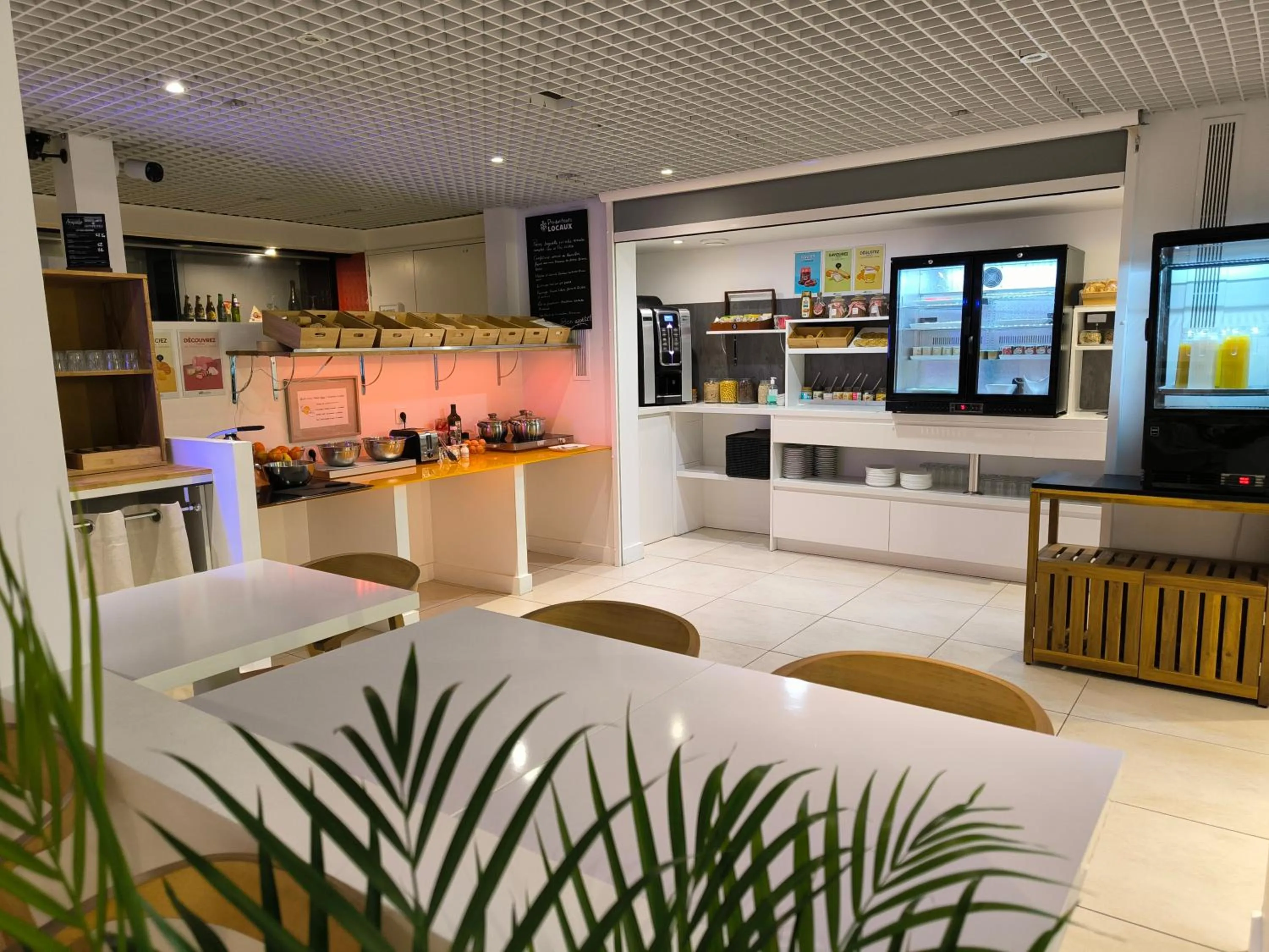 Buffet breakfast in Brit Hotel Porte d'Espagne