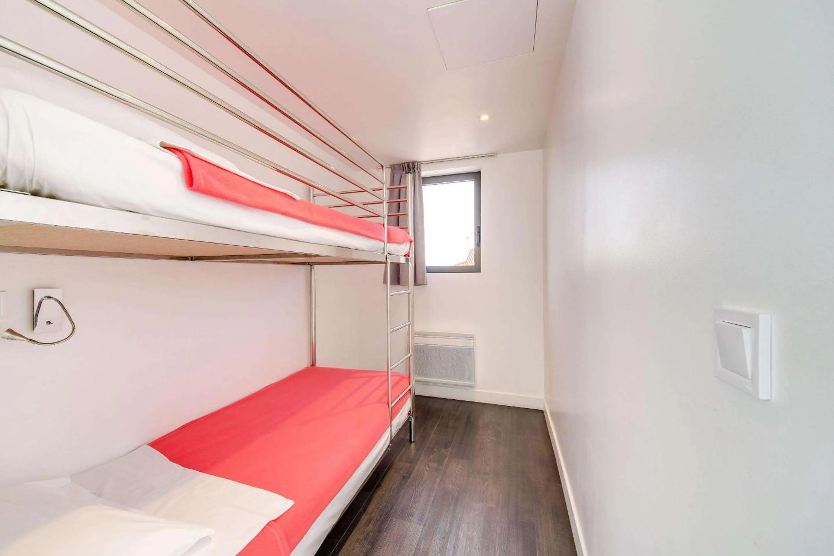 bunk bed, Bed in Brit Hotel Porte d'Espagne