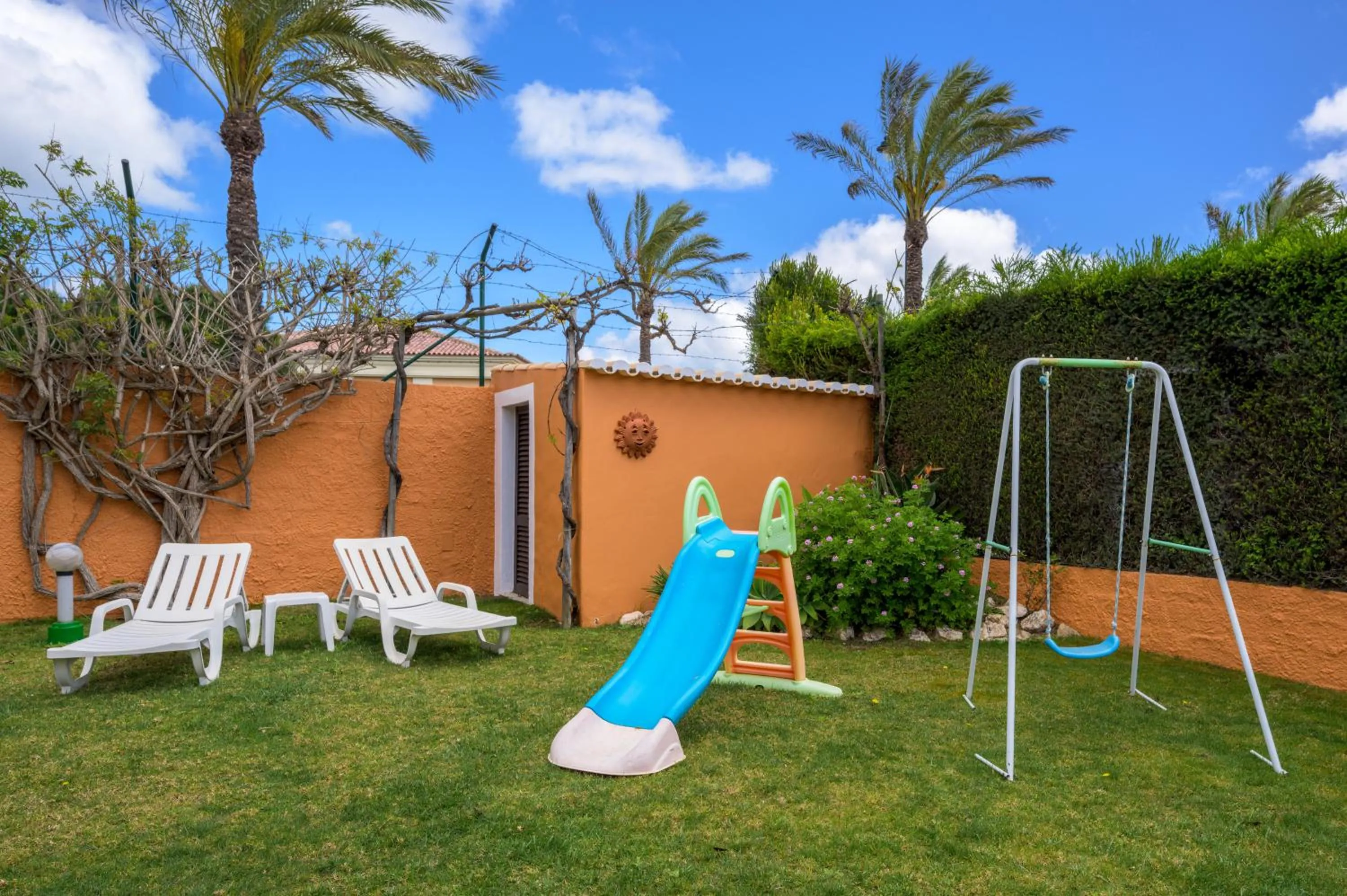 Children play ground in Canavial I & II Apartamentos