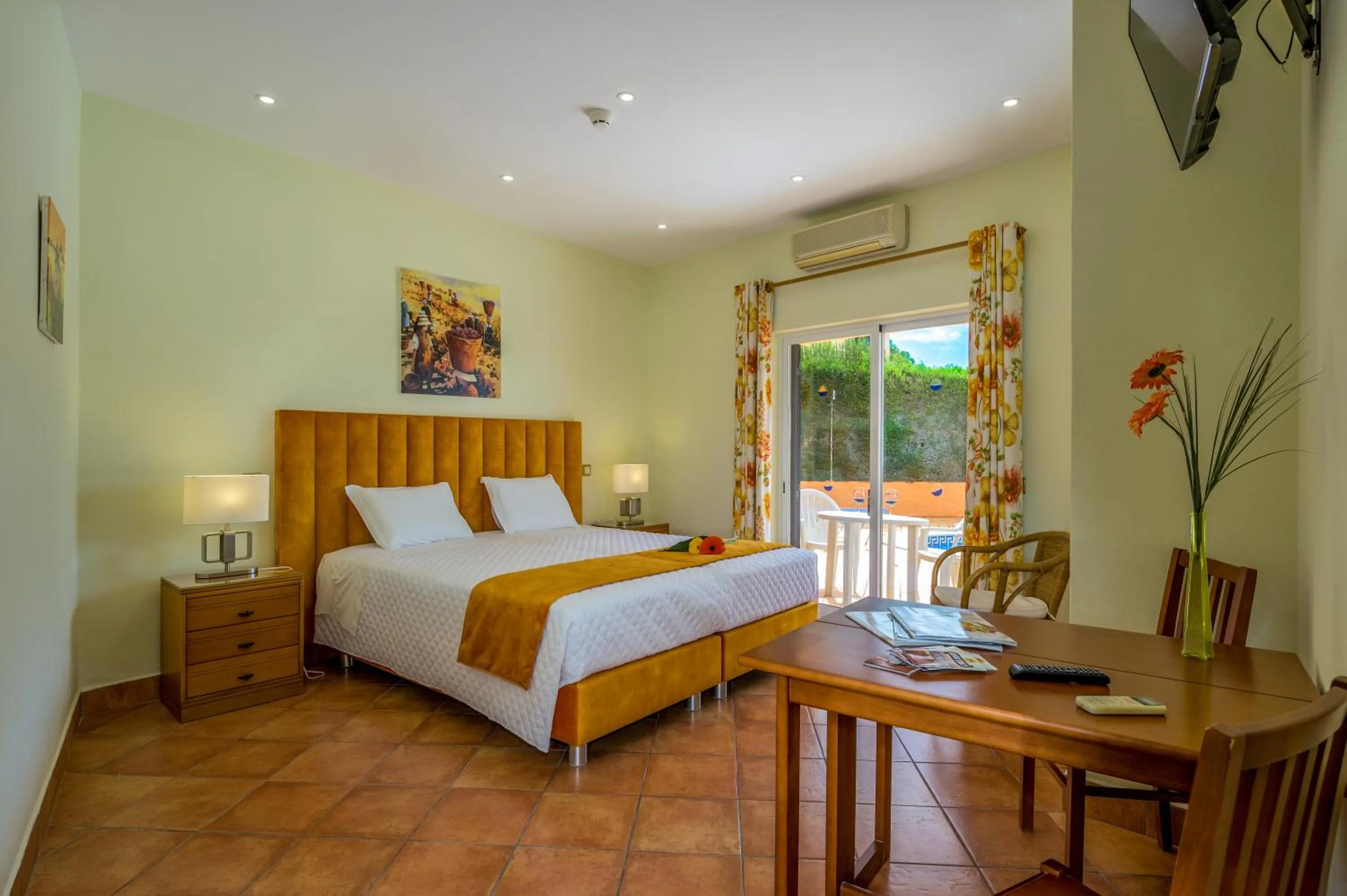 Photo of the whole room, Bed in Canavial I & II Apartamentos