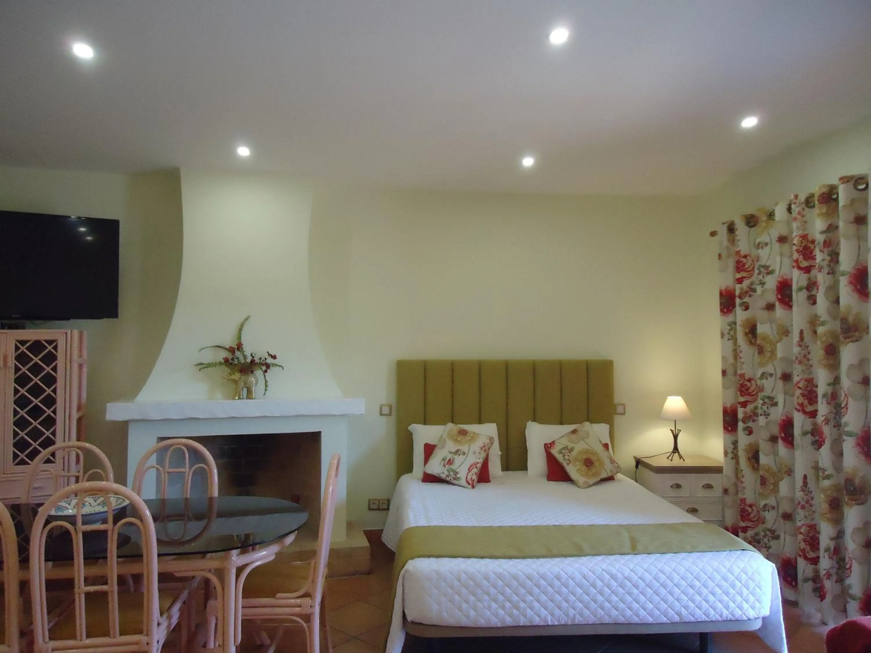 Bedroom, Bed in Canavial I & II Apartamentos