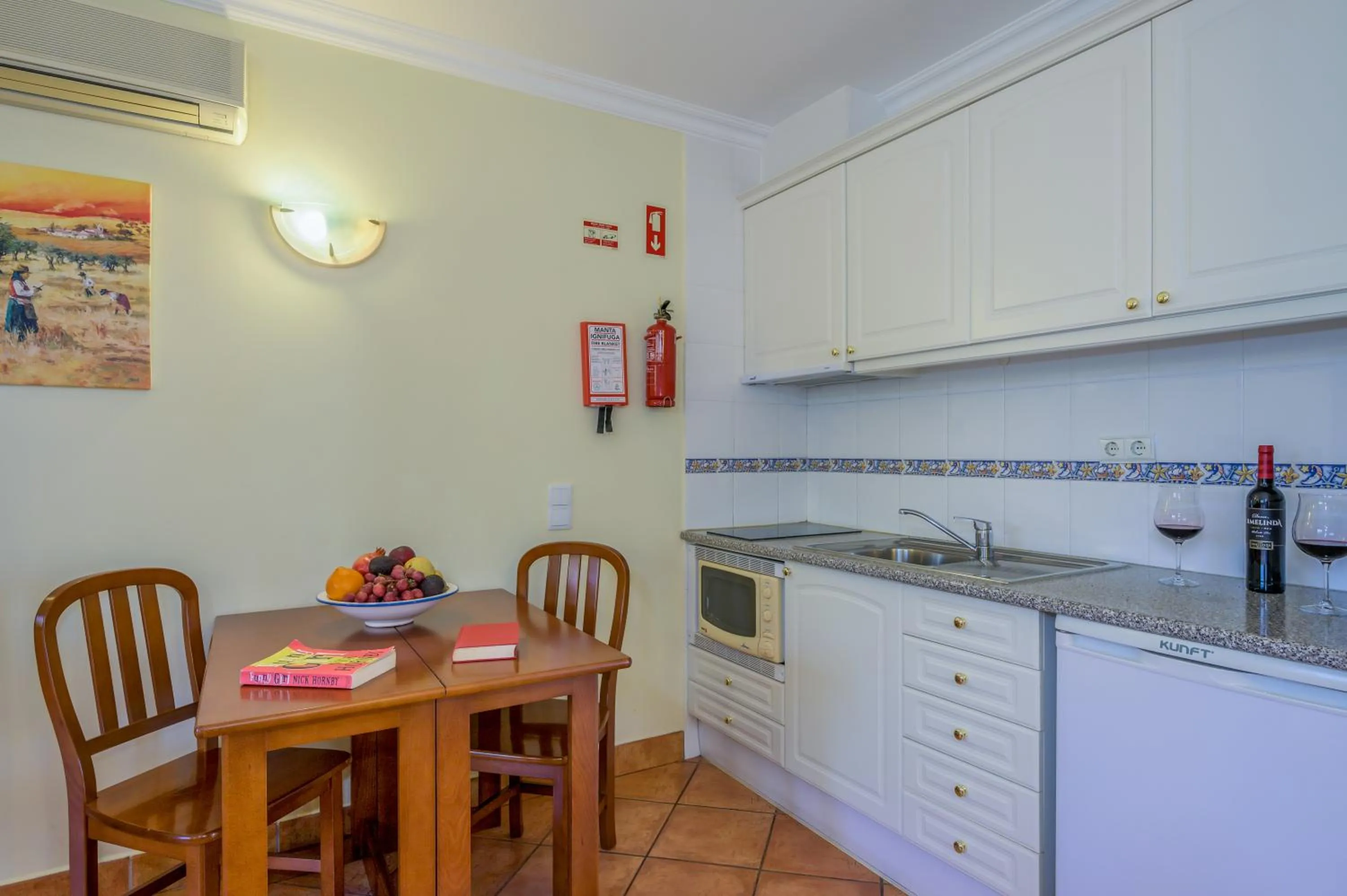 Kitchen or kitchenette in Canavial I & II Apartamentos