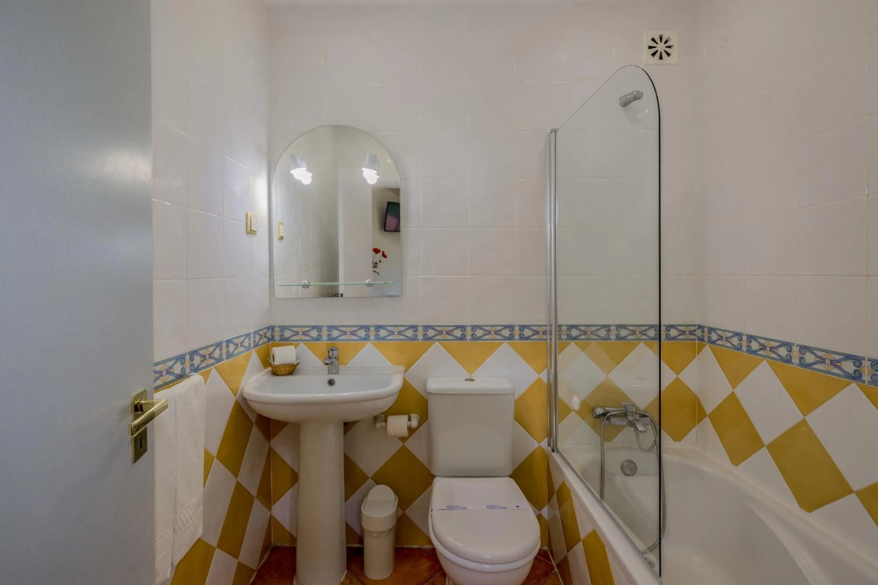 Bathroom in Canavial I & II Apartamentos