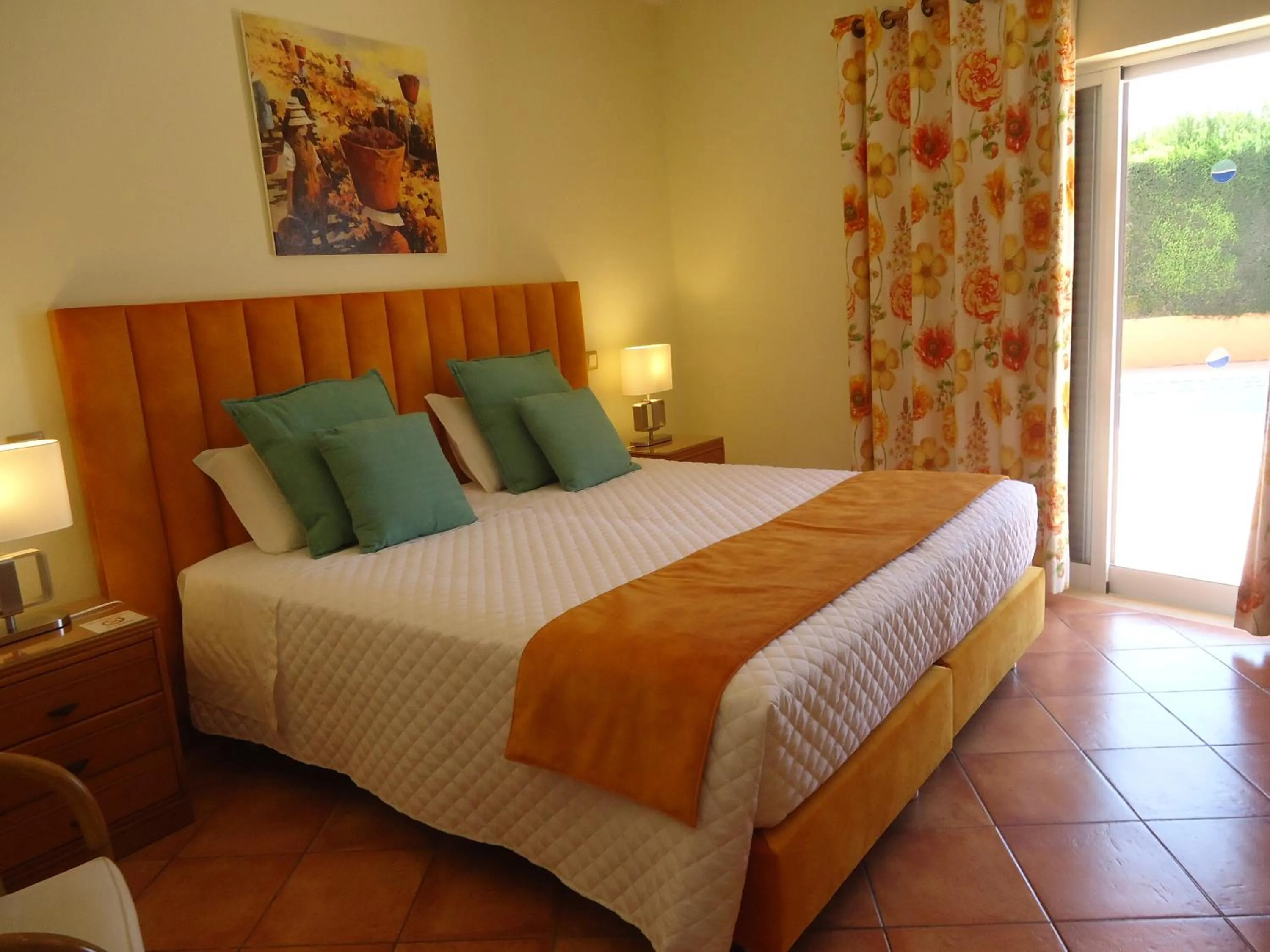 Bedroom, Bed in Canavial I & II Apartamentos