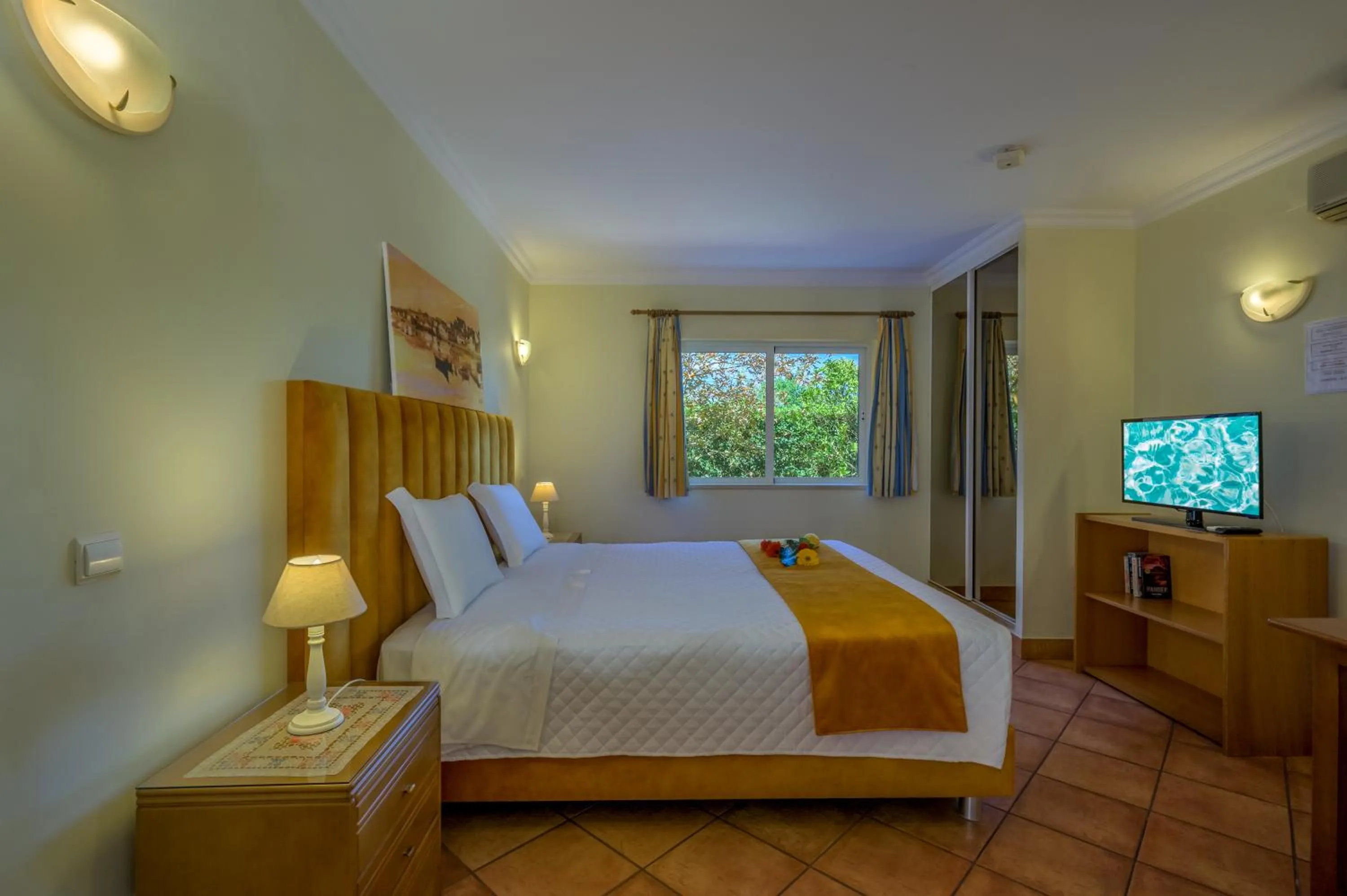 Bedroom, Bed in Canavial I & II Apartamentos