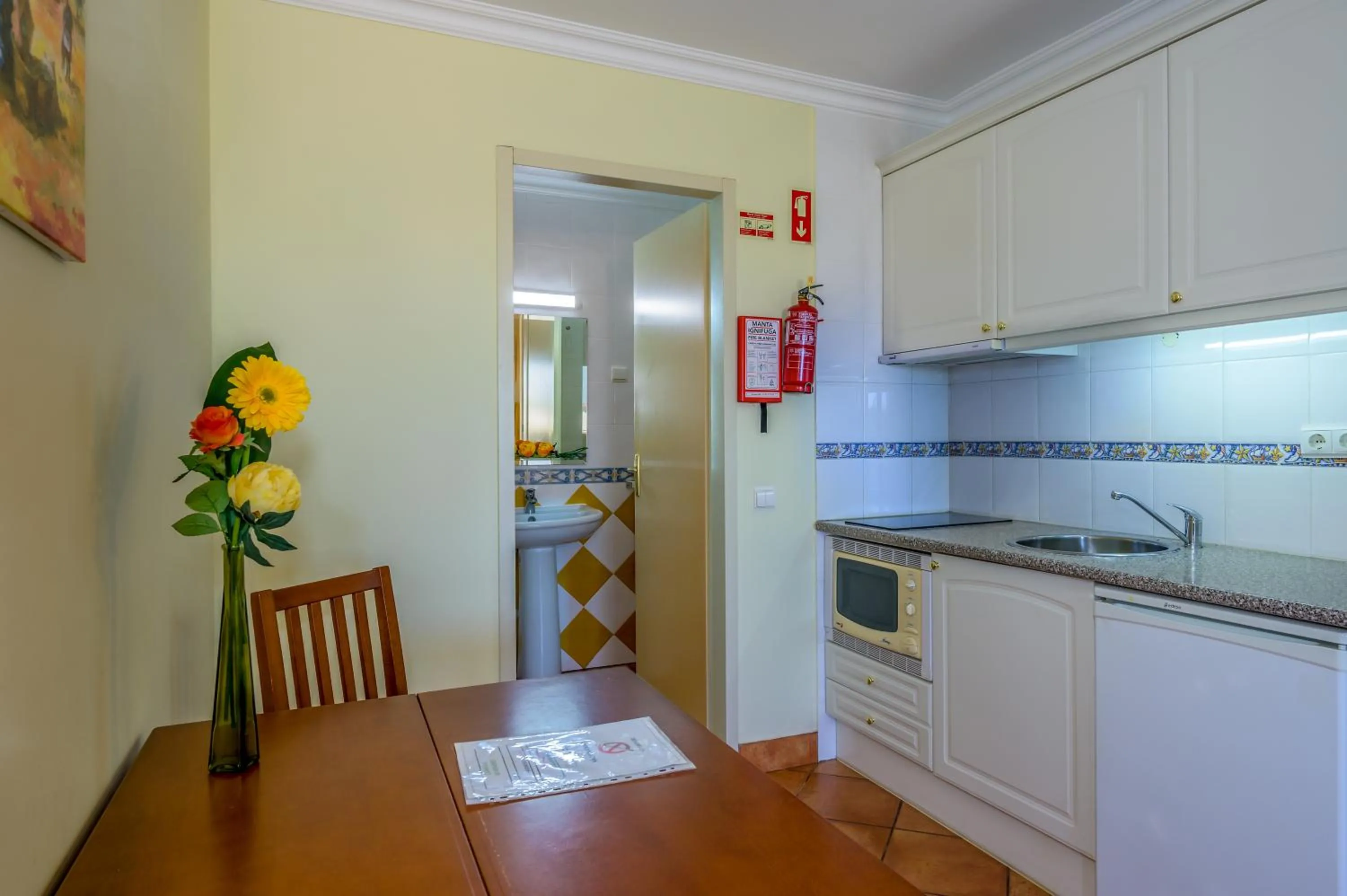 Kitchen or kitchenette in Canavial I & II Apartamentos