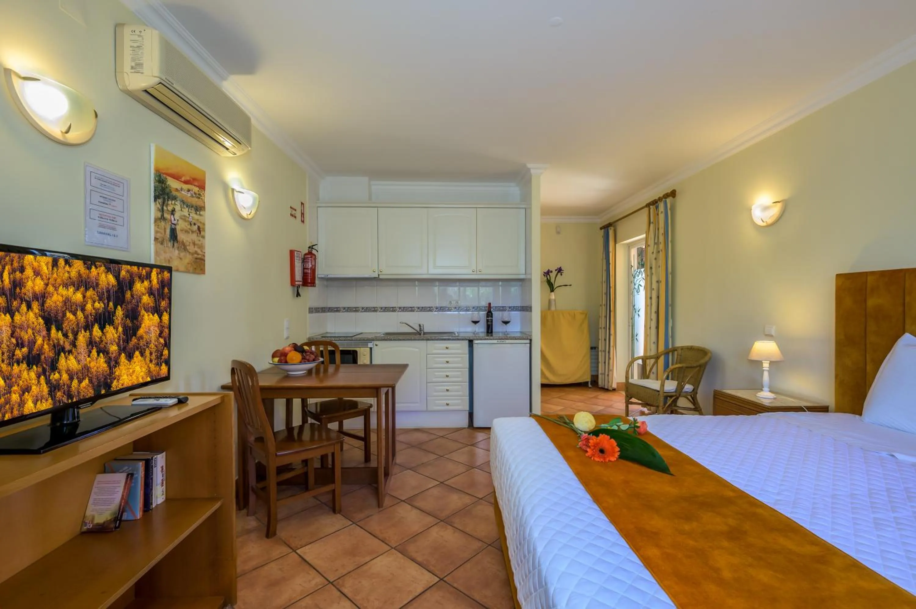 Photo of the whole room, Bed in Canavial I & II Apartamentos