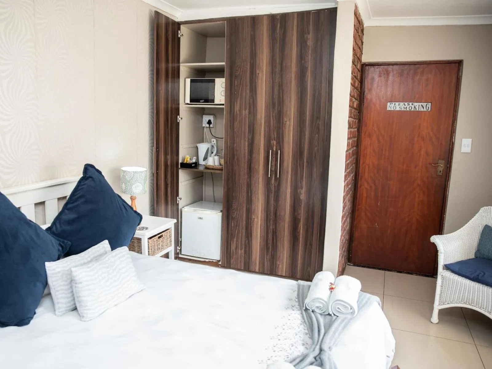 Dining area, Bed in Bluewater Guesthouse
