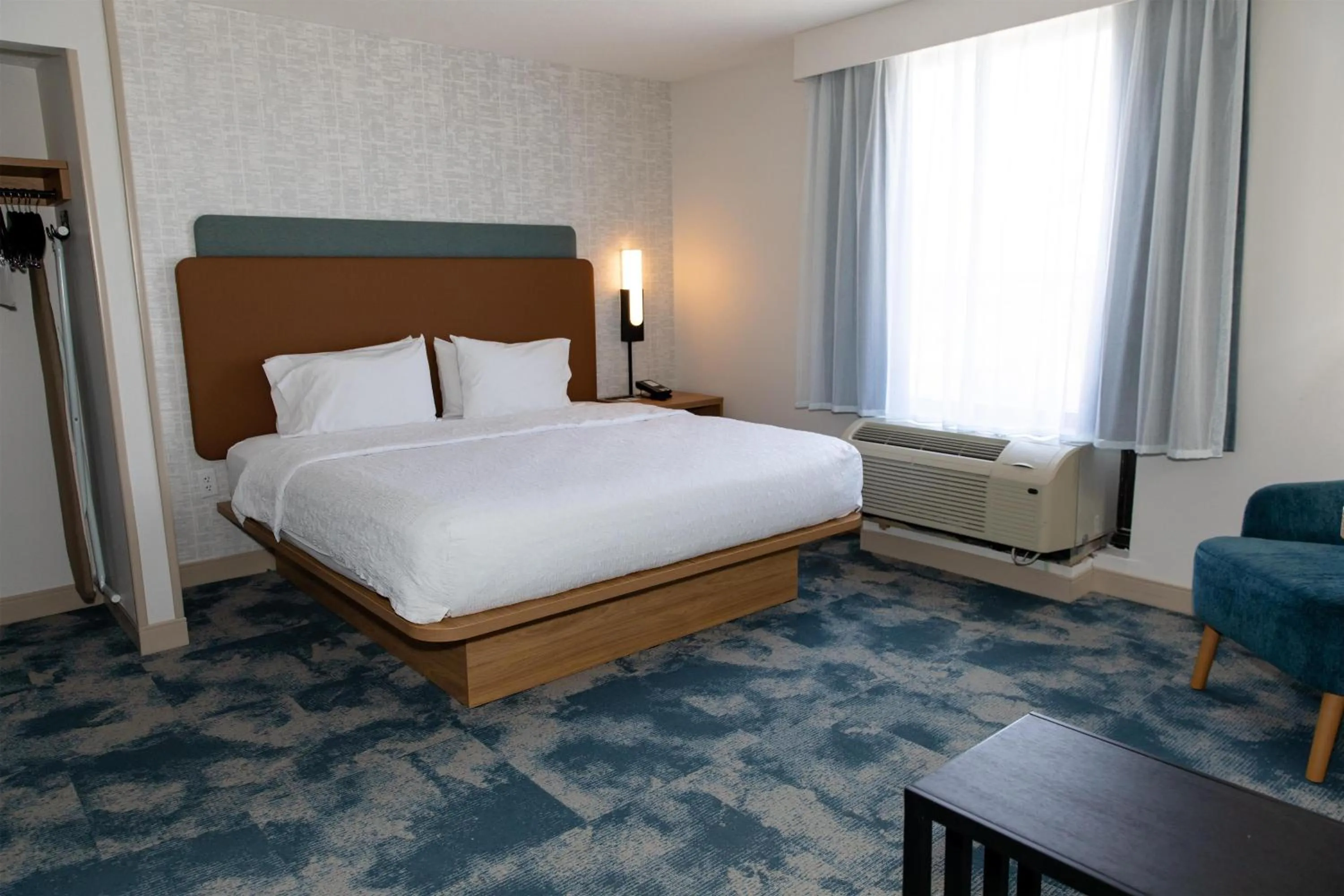 Bed in Hampton Inn & Suites Jennings