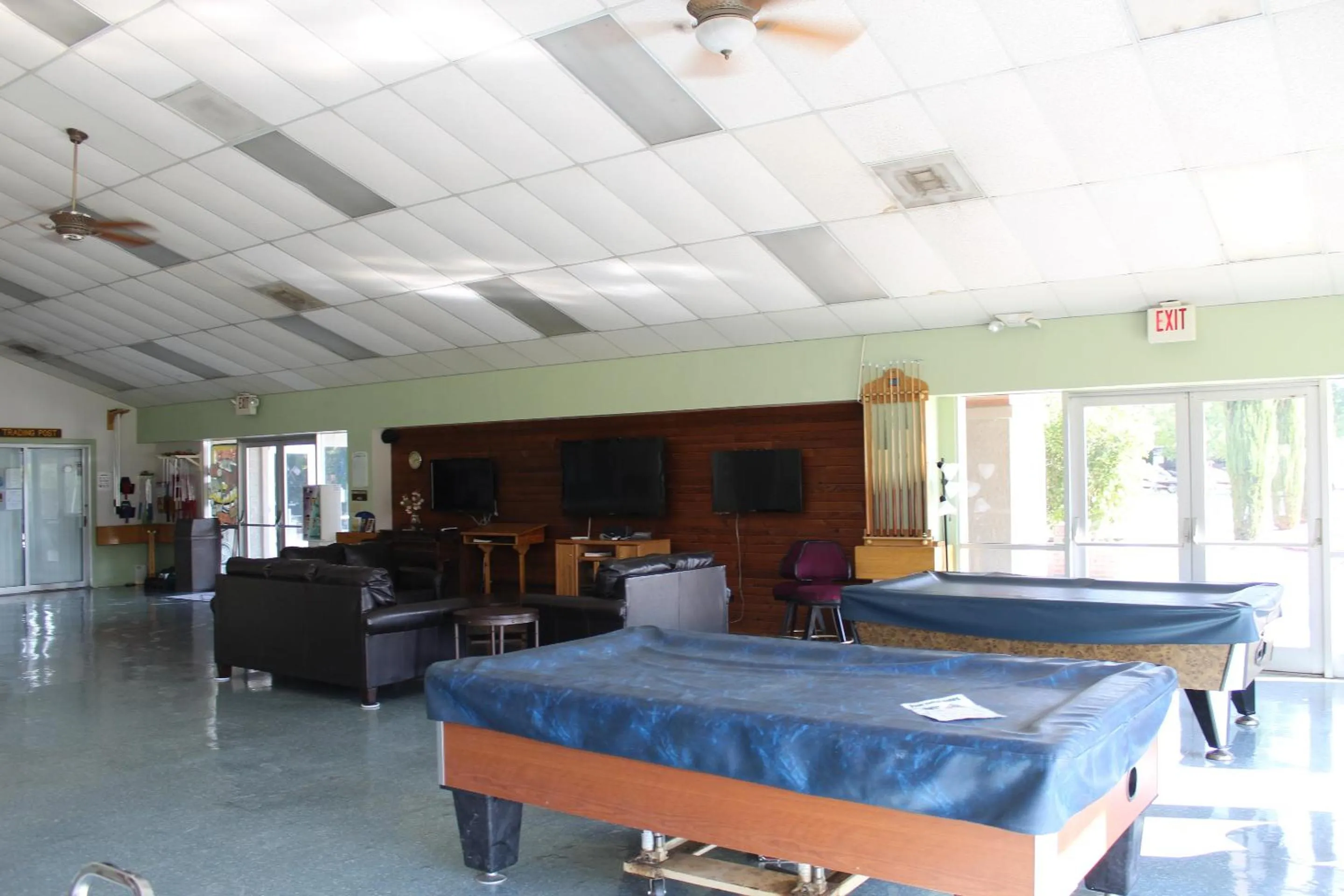 Communal lounge/ TV room in Verde Valley Deck Cottage 7