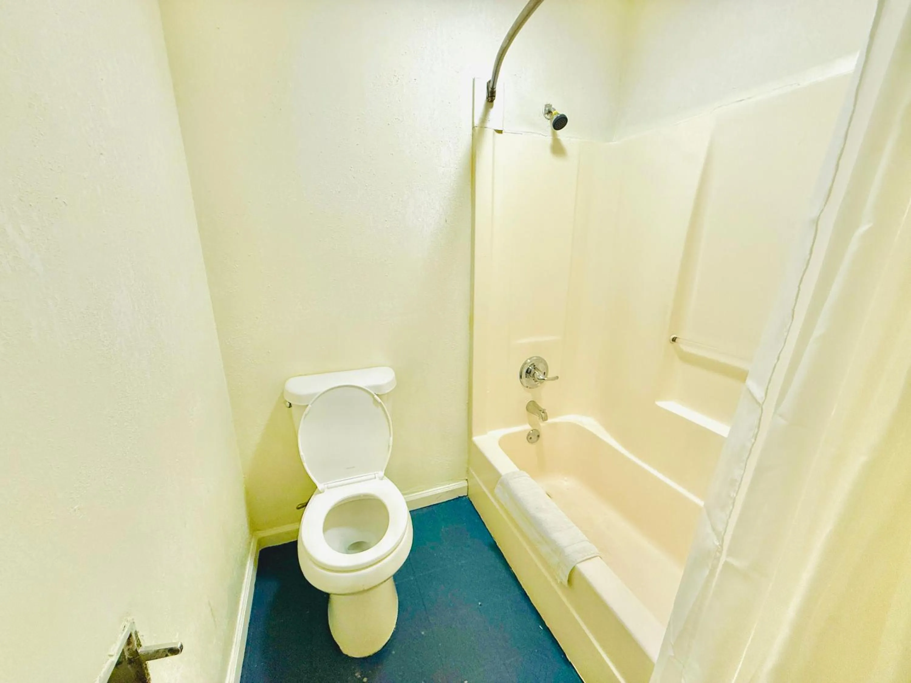 Bathroom in Woodbridge Inn By OYO Rome