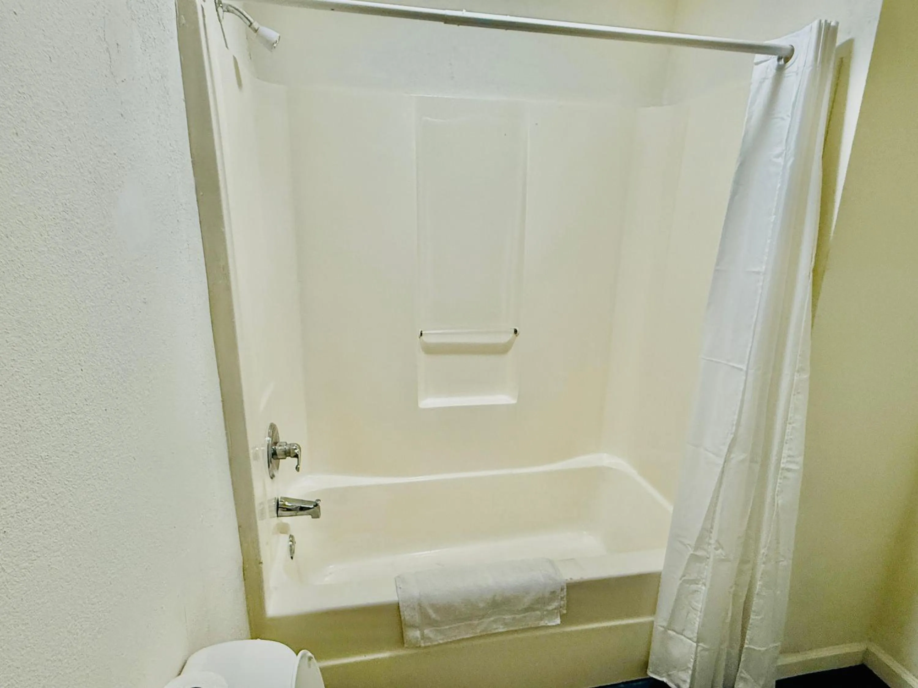 Bathroom in Woodbridge Inn By OYO Rome