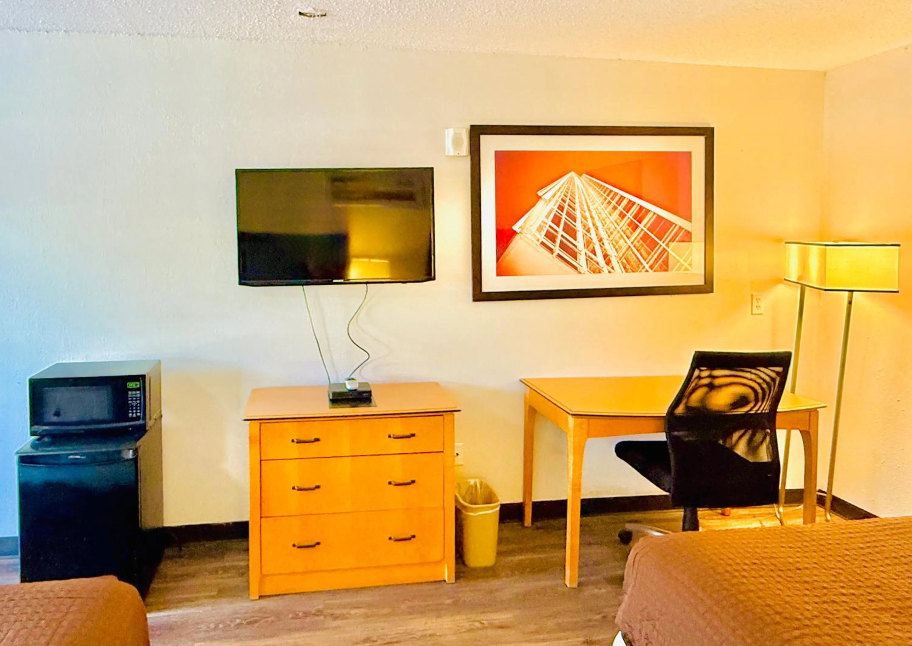 TV and multimedia in Woodbridge Inn By OYO Rome