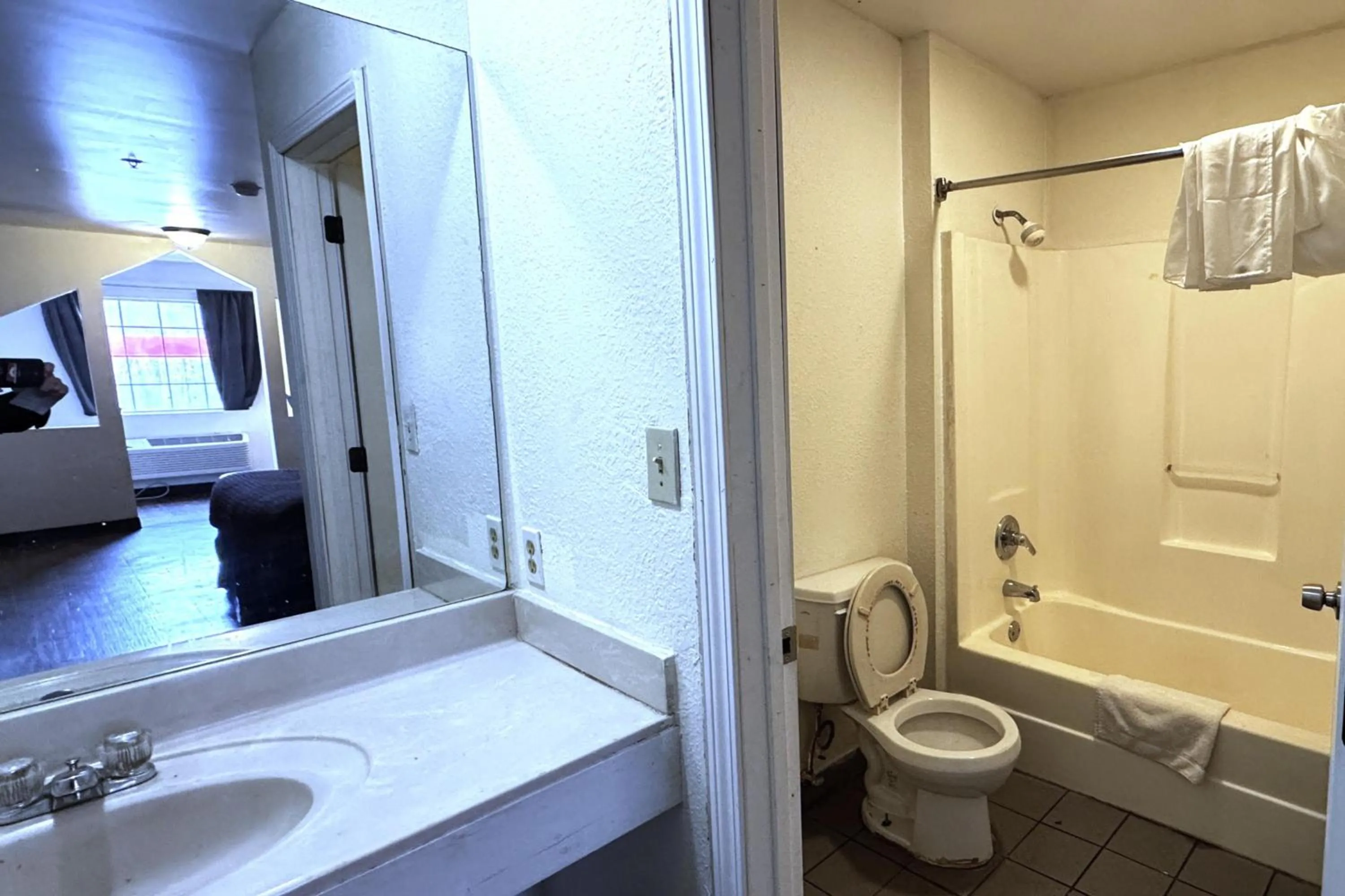 Bathroom in Woodbridge Inn By OYO Rome