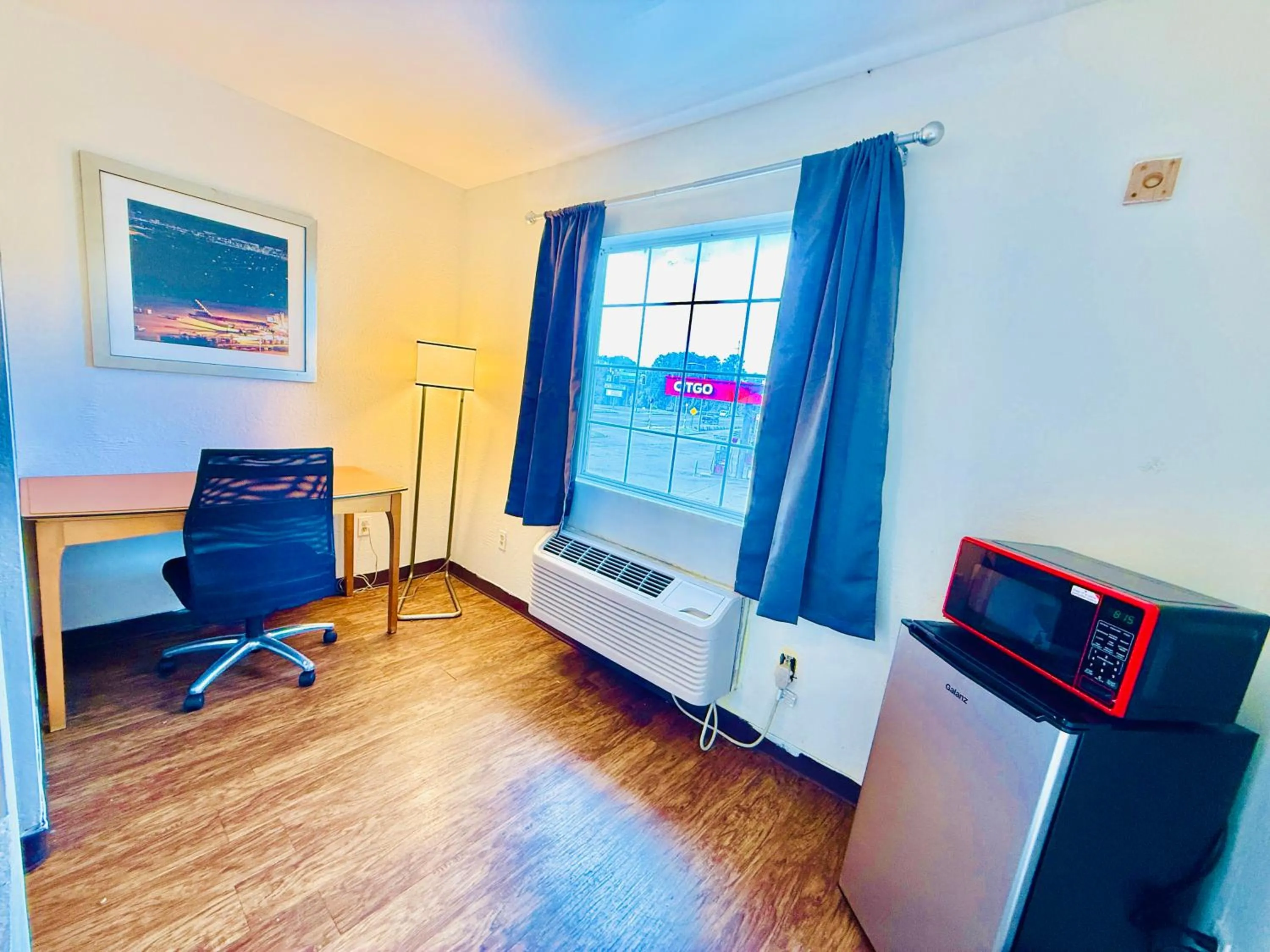 Bedroom in Woodbridge Inn By OYO Rome