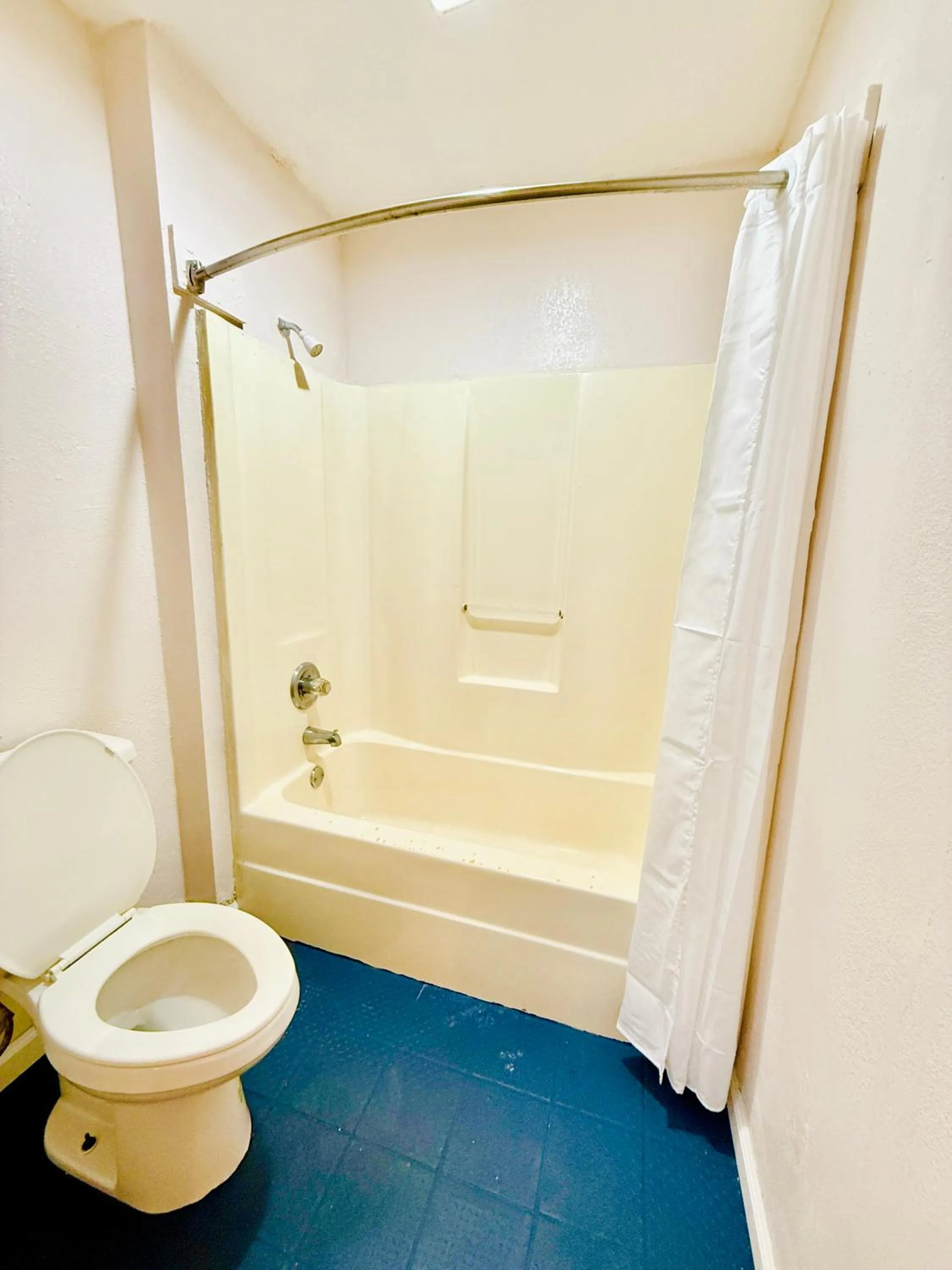 Bathroom in Woodbridge Inn By OYO Rome