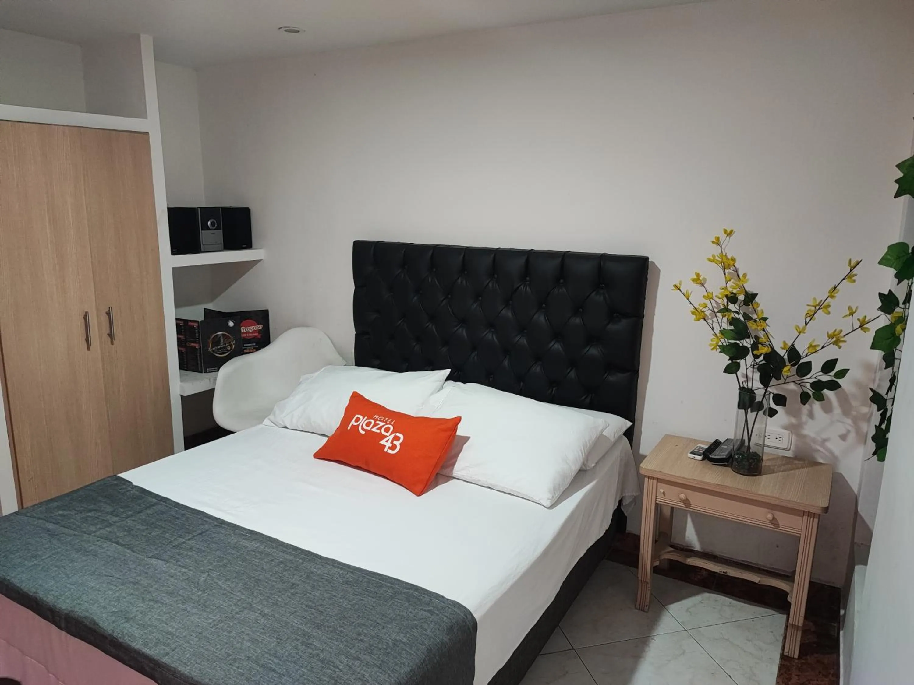 Bed in Hotel Plaza 43