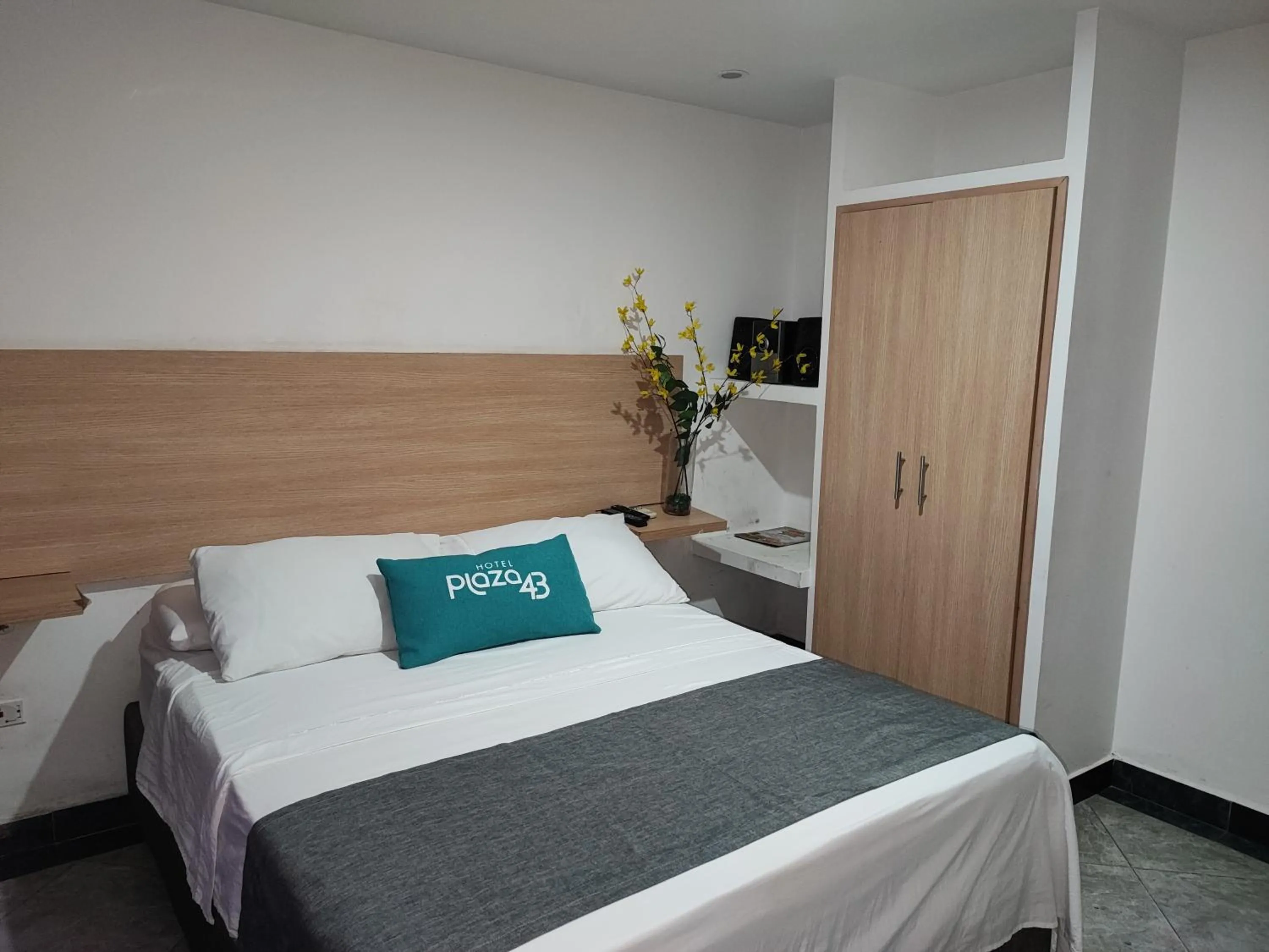 Bed in Hotel Plaza 43