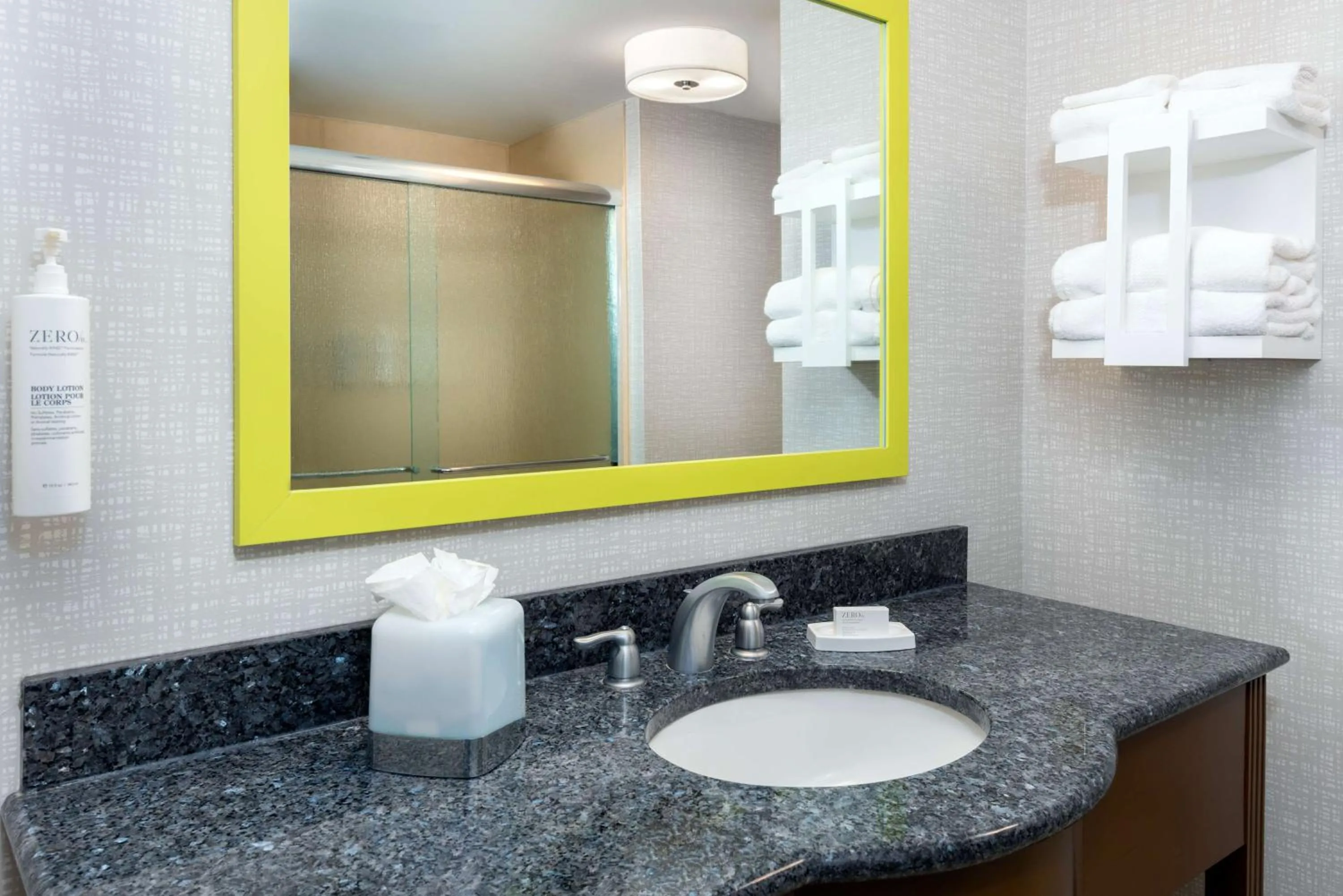 Bathroom in Hampton Inn and Suites Hartford/Farmington