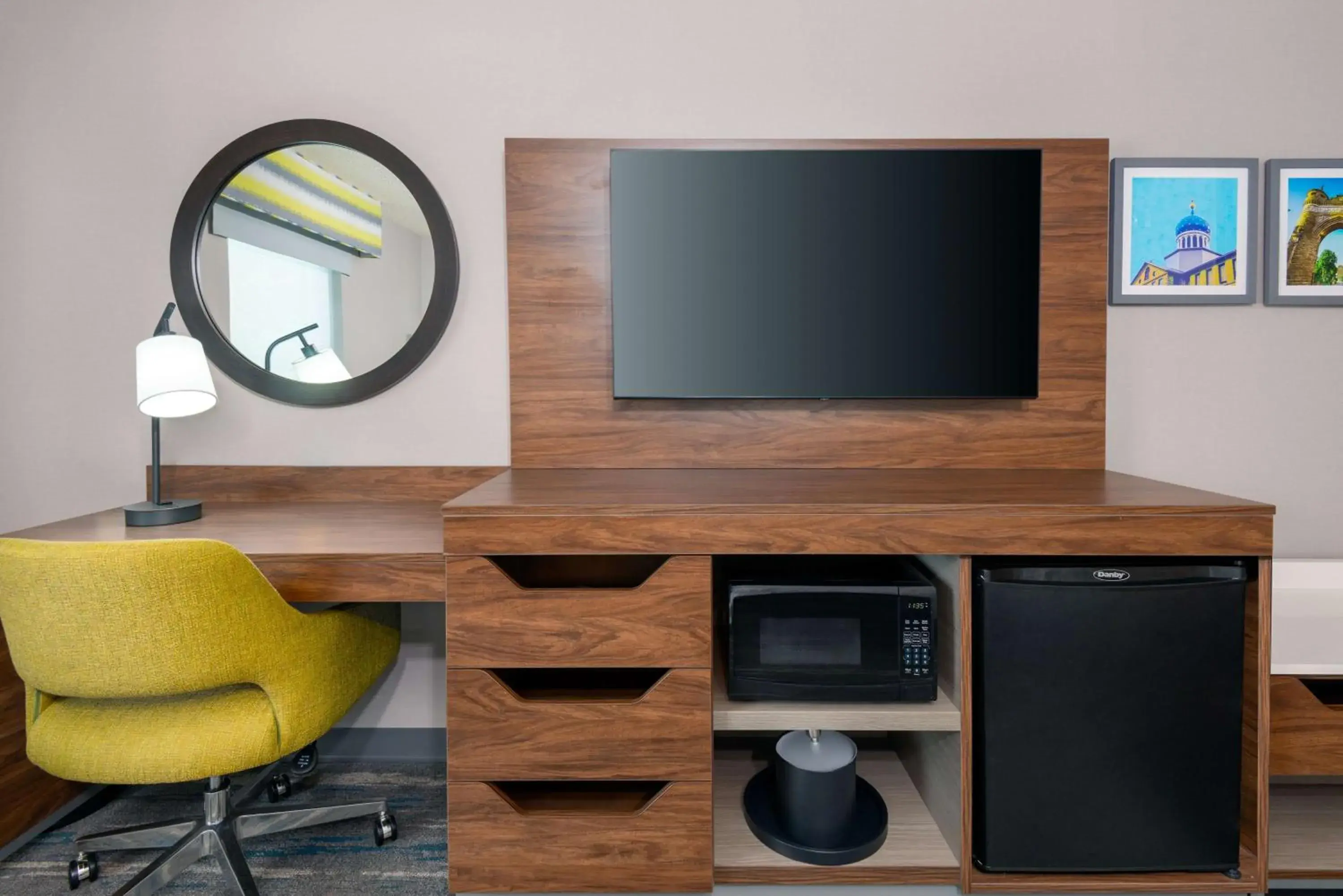 King Room with Accessible Tub - Mobility and Hearing Access/Non-Smoking in Hampton Inn and Suites Hartford/Farmington King Room with Accessible Tub - Mobility and Hearing Access/Non-Smoking in Hampton Inn and Suites Hartford/Farmington