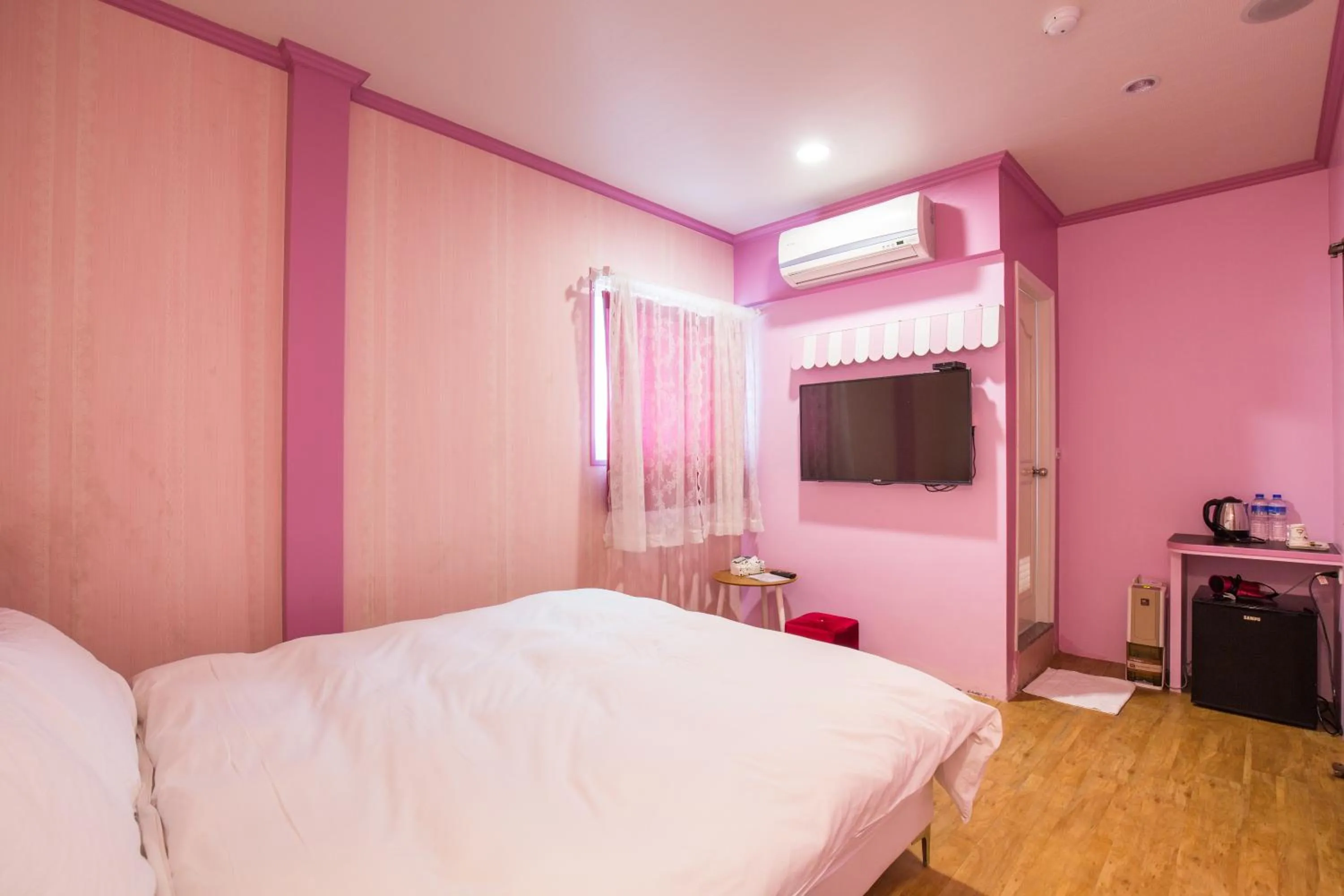 Photo of the whole room, Bed in N. Castle Hotel