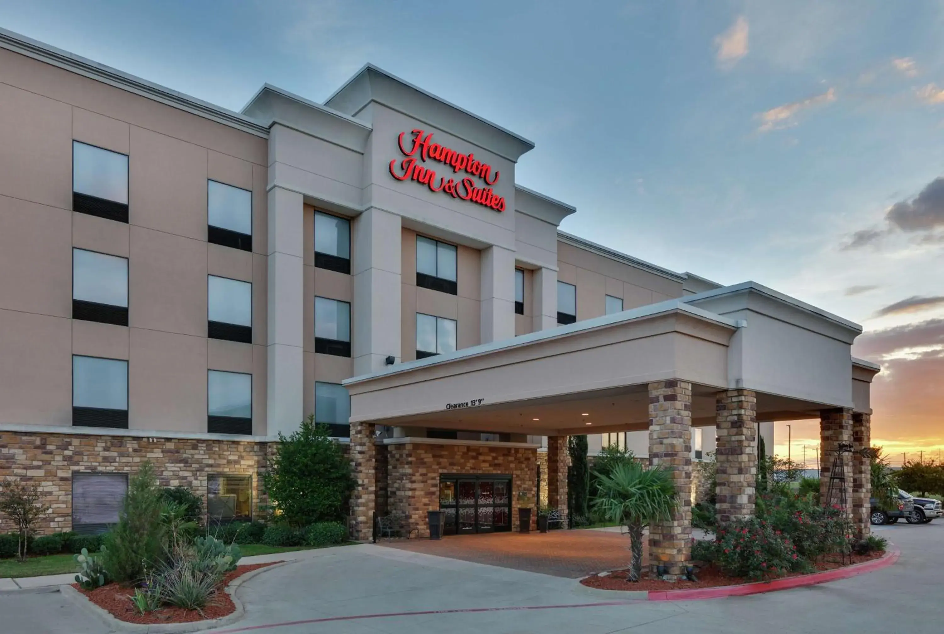 Property building in Hampton Inn & Suites Fort Worth/Forest Hill Property building in Hampton Inn & Suites Fort Worth/Forest Hill