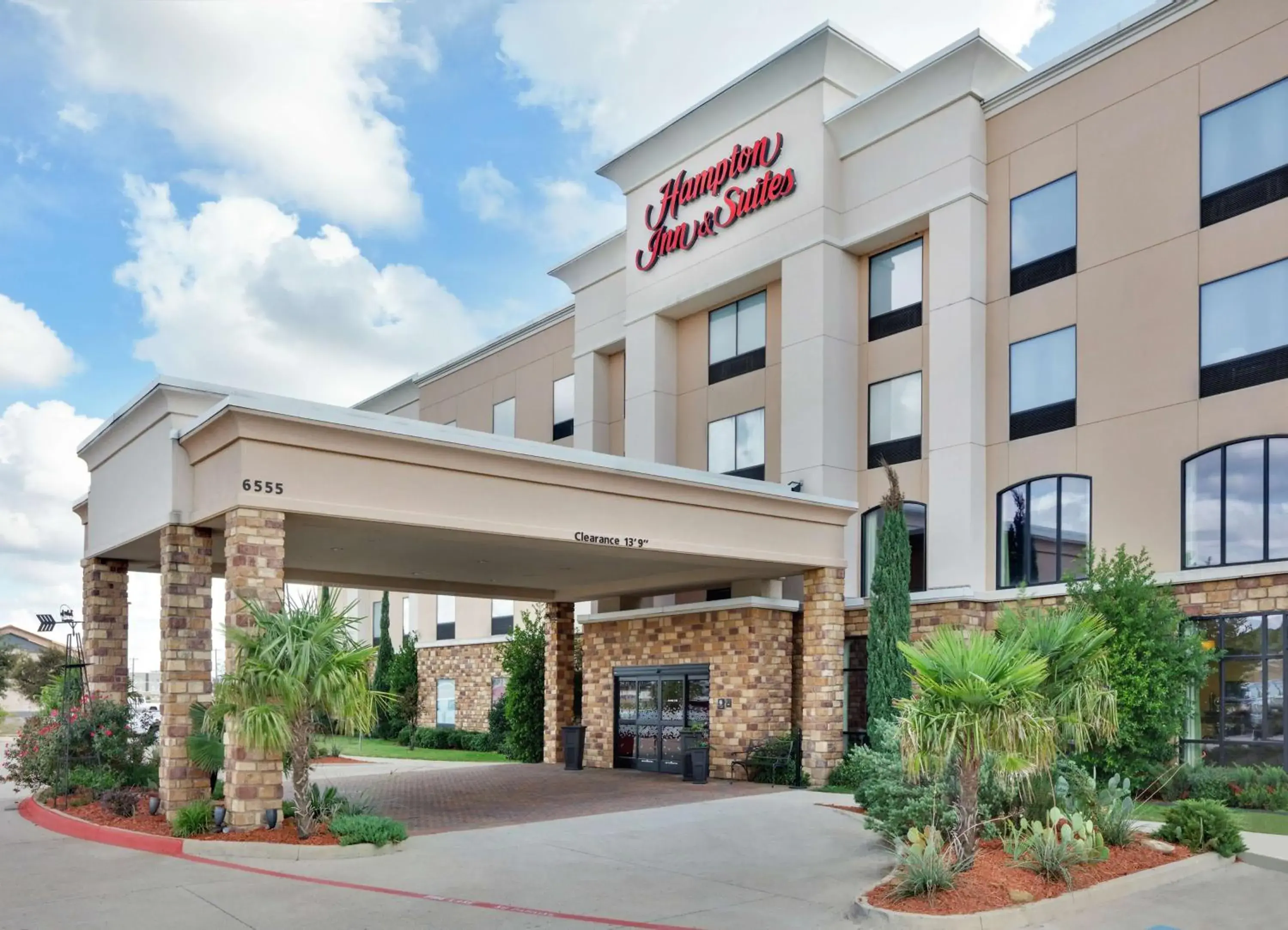 Property building in Hampton Inn & Suites Fort Worth/Forest Hill Property building in Hampton Inn & Suites Fort Worth/Forest Hill