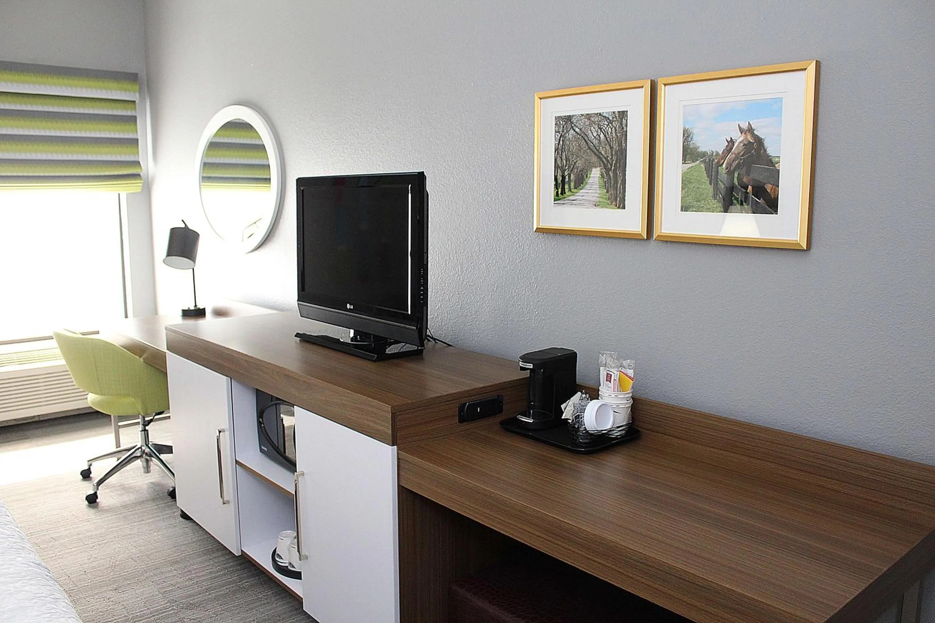 Bedroom in Hampton Inn & Suites Fort Worth/Forest Hill