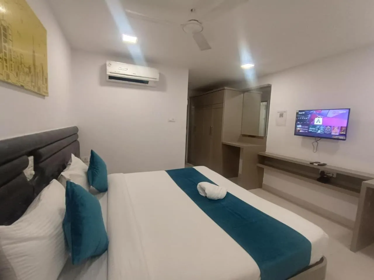View (from property/room), Bed in La Riviera Suites