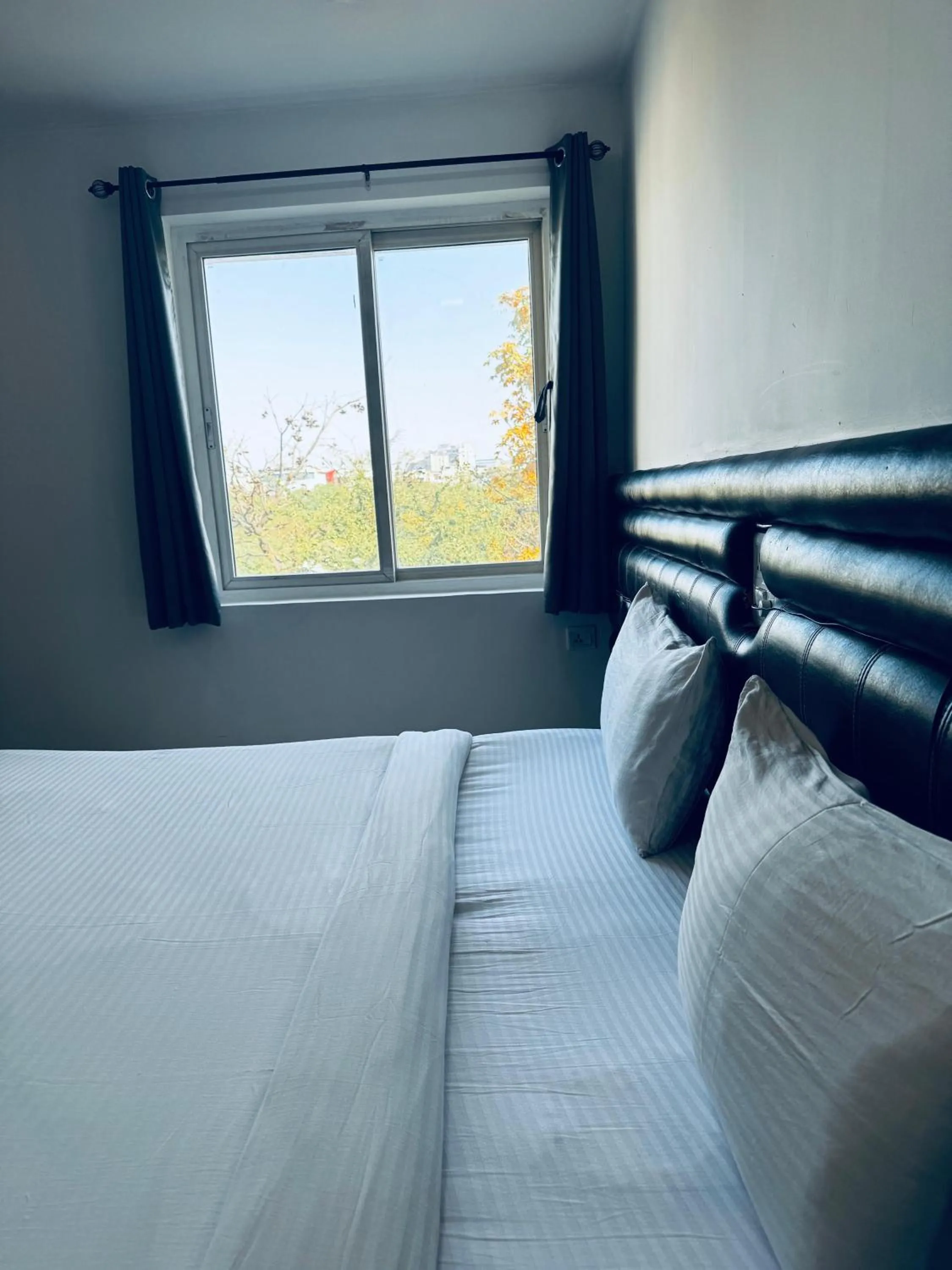 View (from property/room), Bed in La Riviera Suites