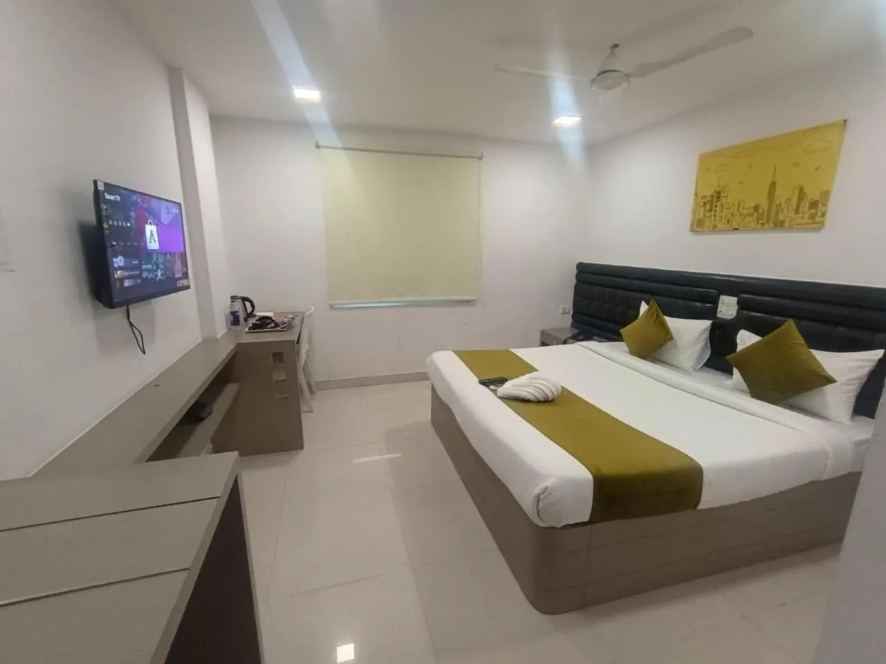 View (from property/room), Bed in La Riviera Suites