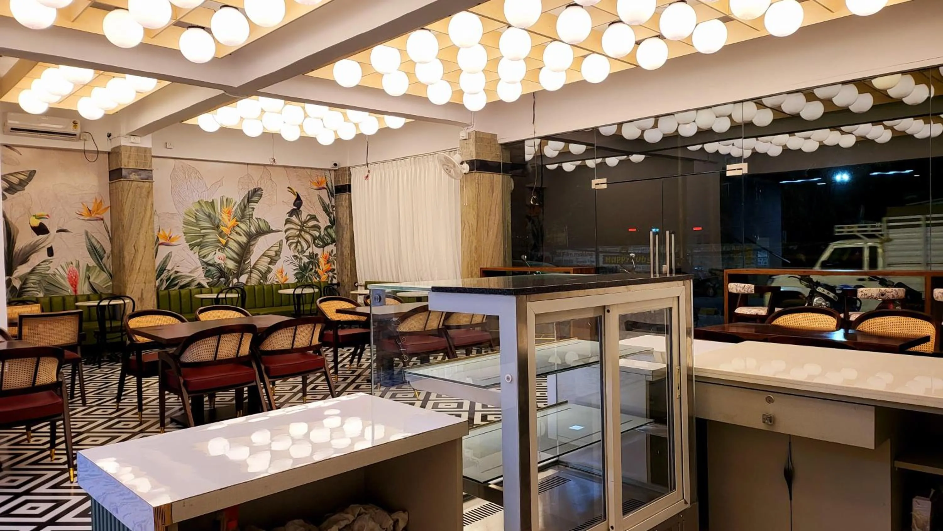 Restaurant/places to eat in La Riviera Suites