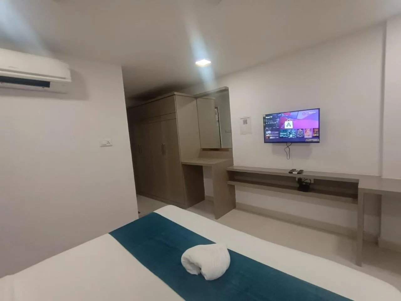 View (from property/room), Bed in La Riviera Suites