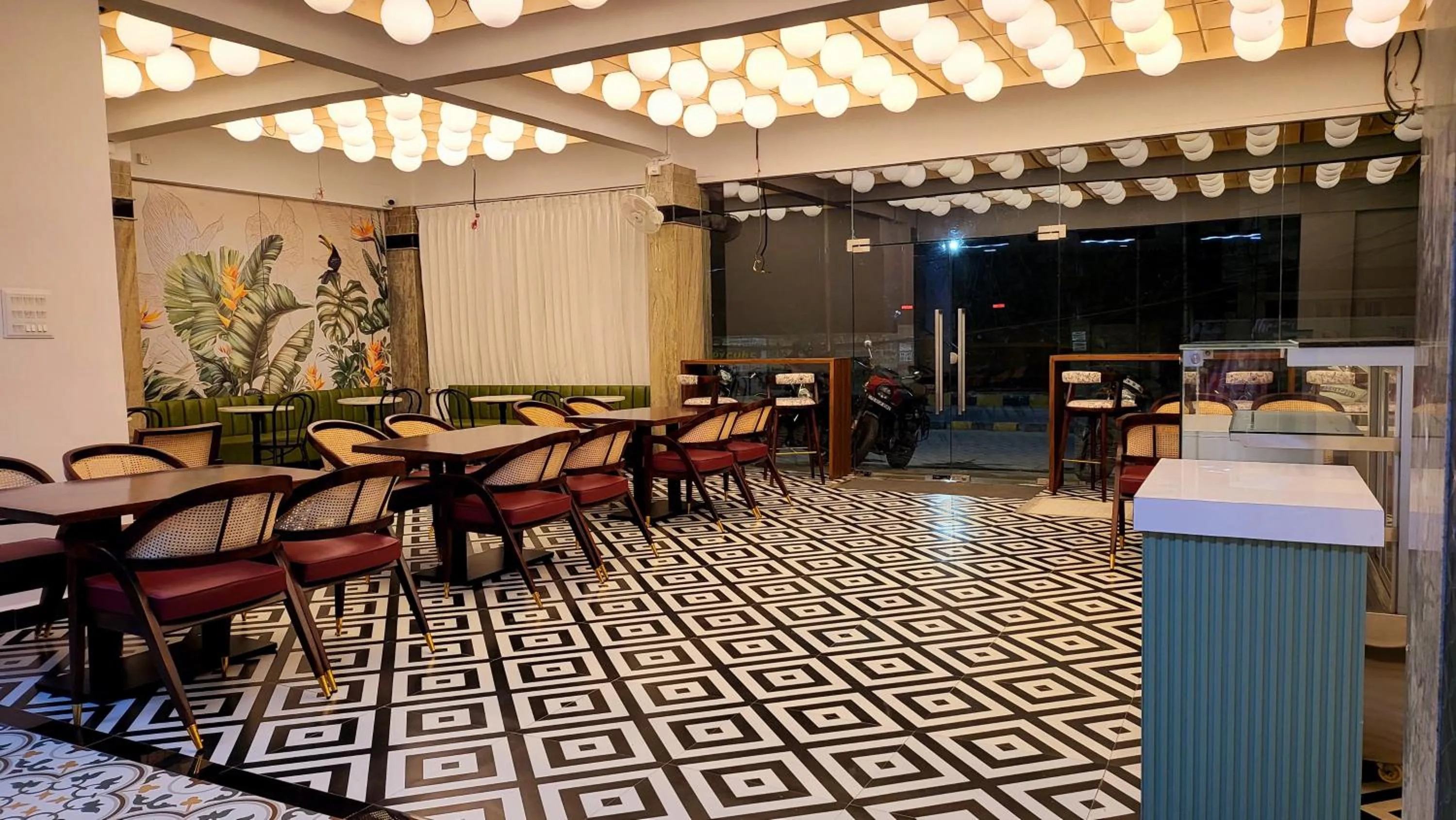 Restaurant/places to eat in La Riviera Suites