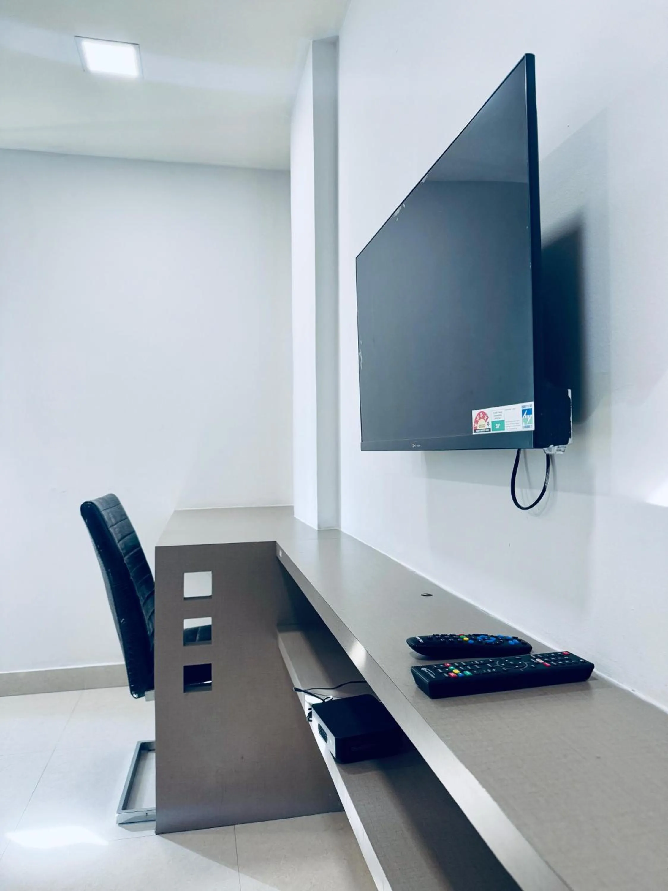 Communal lounge/ TV room in La Riviera Suites