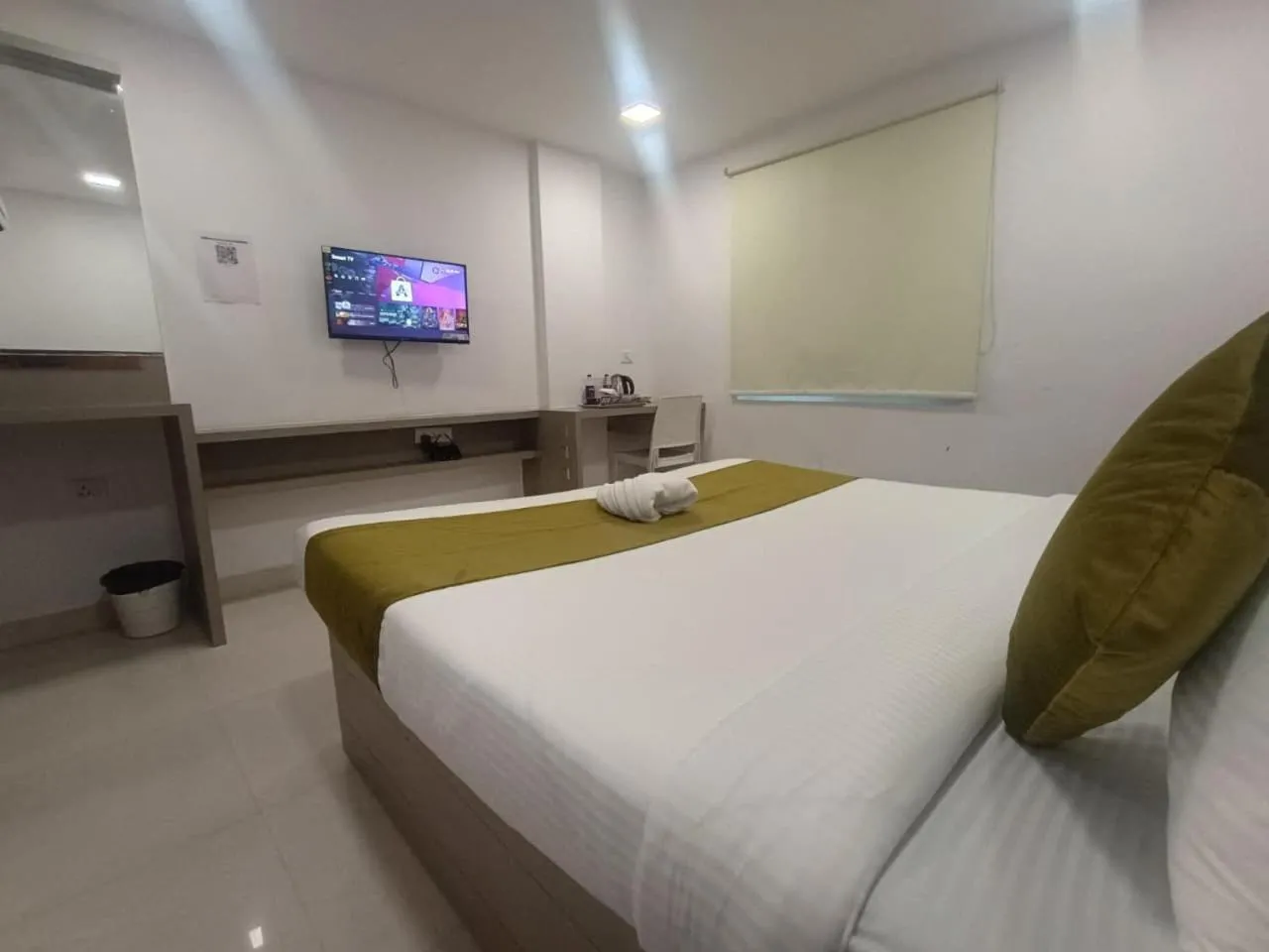 View (from property/room), Bed in La Riviera Suites
