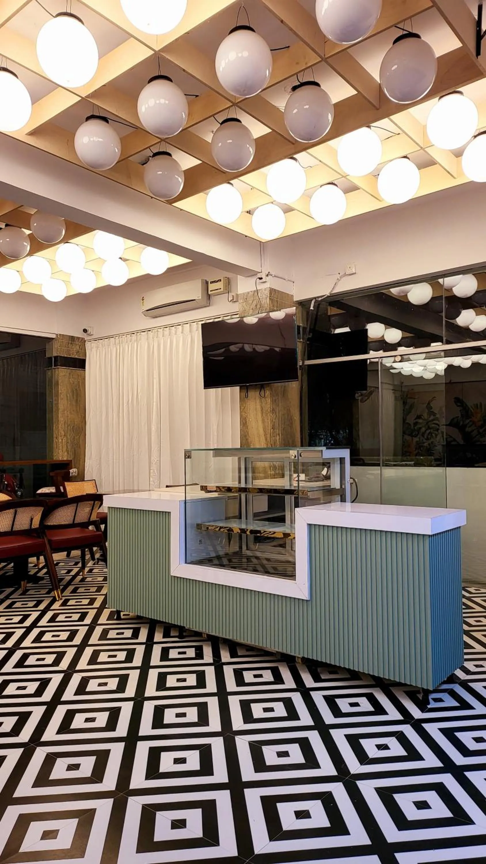 Restaurant/places to eat in La Riviera Suites