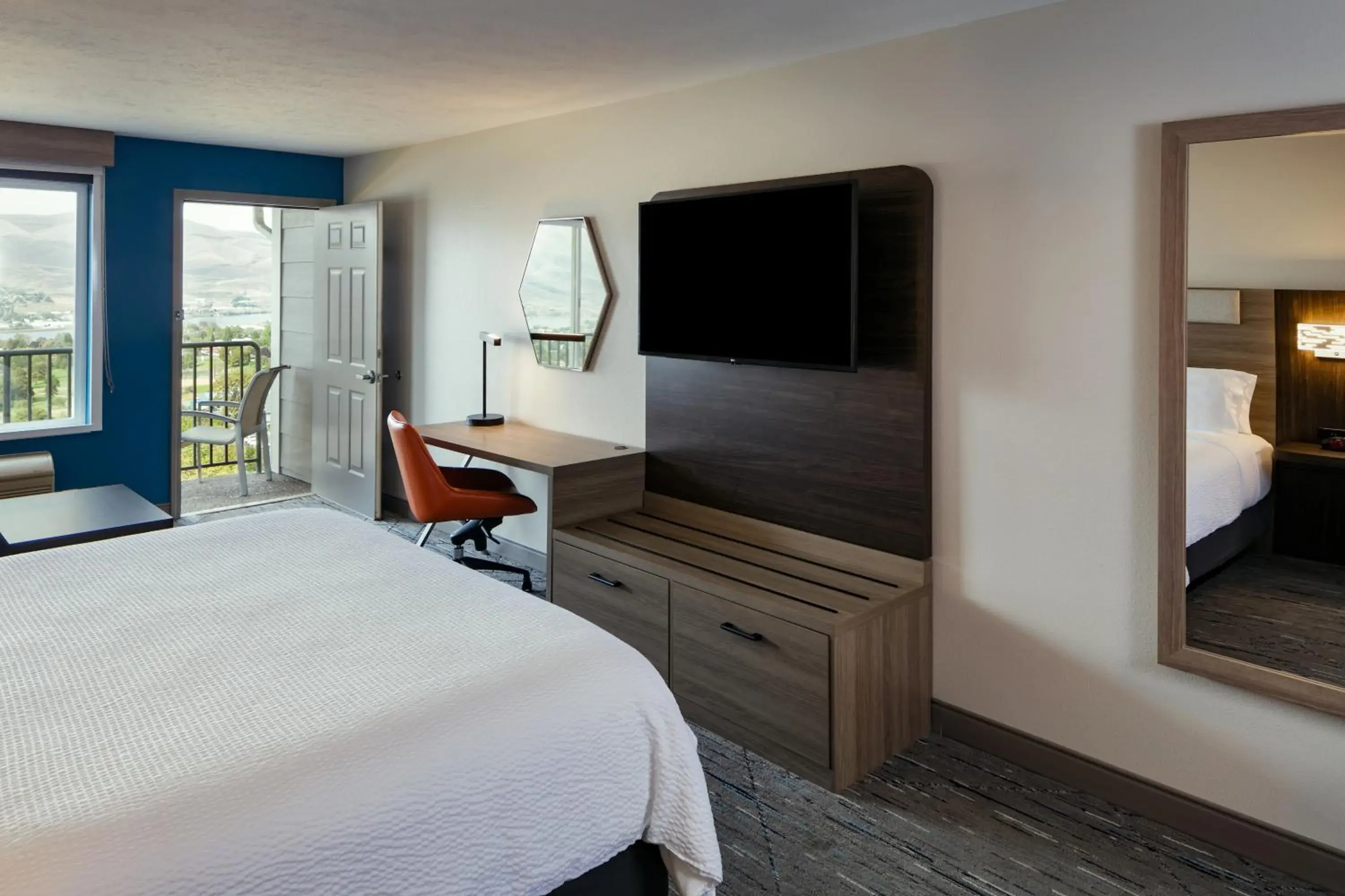 TV and multimedia, Bed in Holiday Inn Express Lewiston by IHG TV and multimedia, Bed in Holiday Inn Express Lewiston by IHG