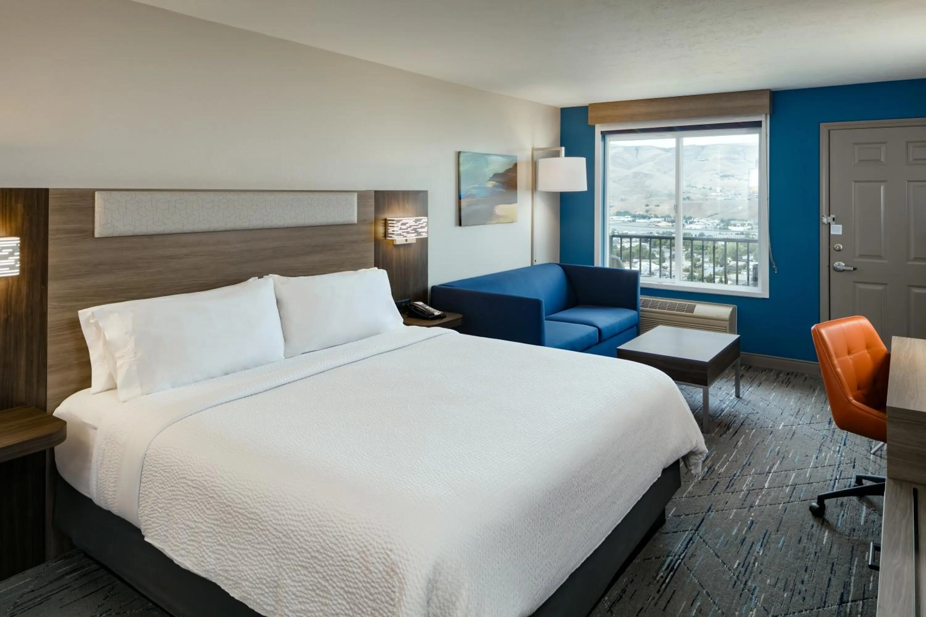 Seating area, Bed in Holiday Inn Express Lewiston by IHG