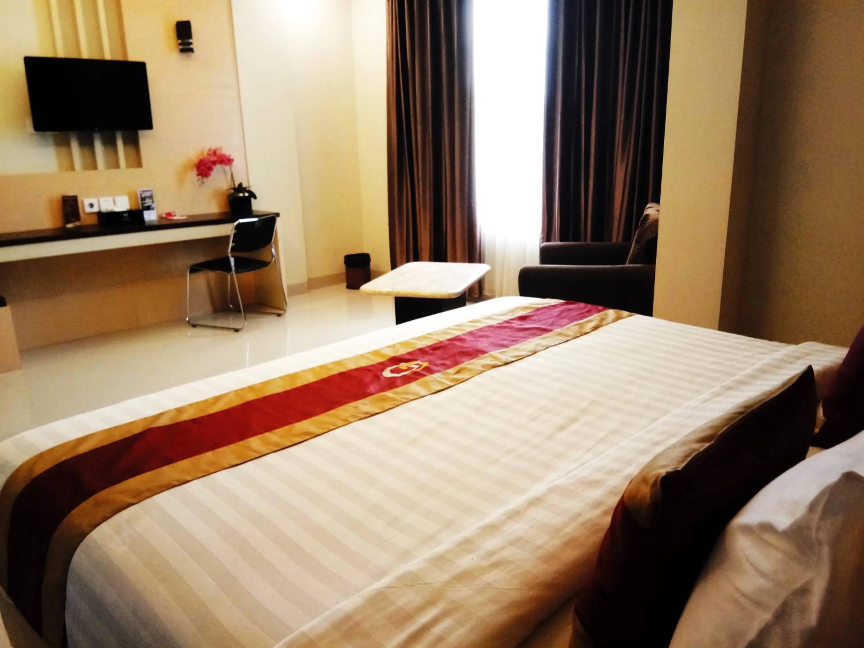 Bed in Grand Parama Hotel