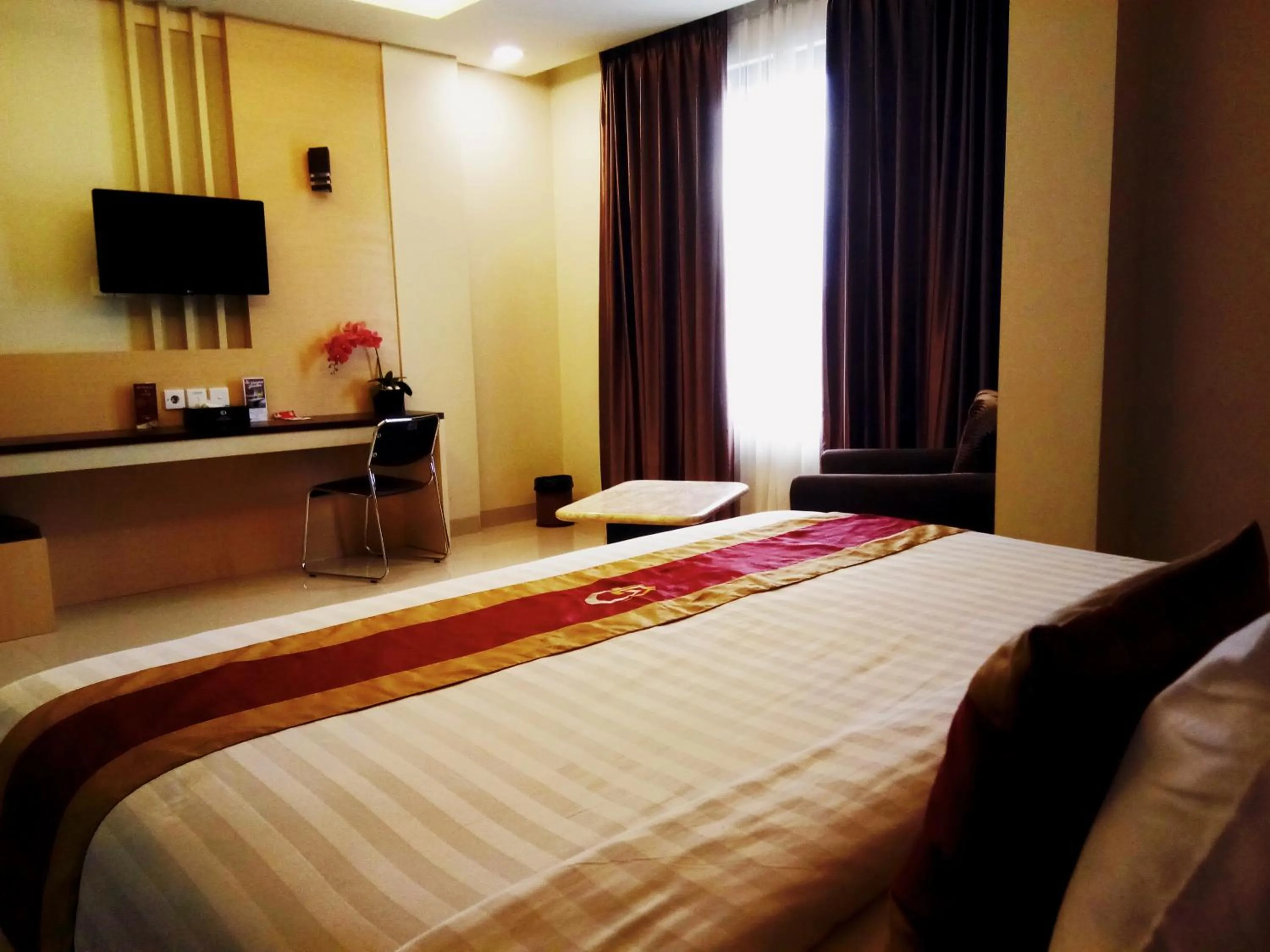 Bed in Grand Parama Hotel